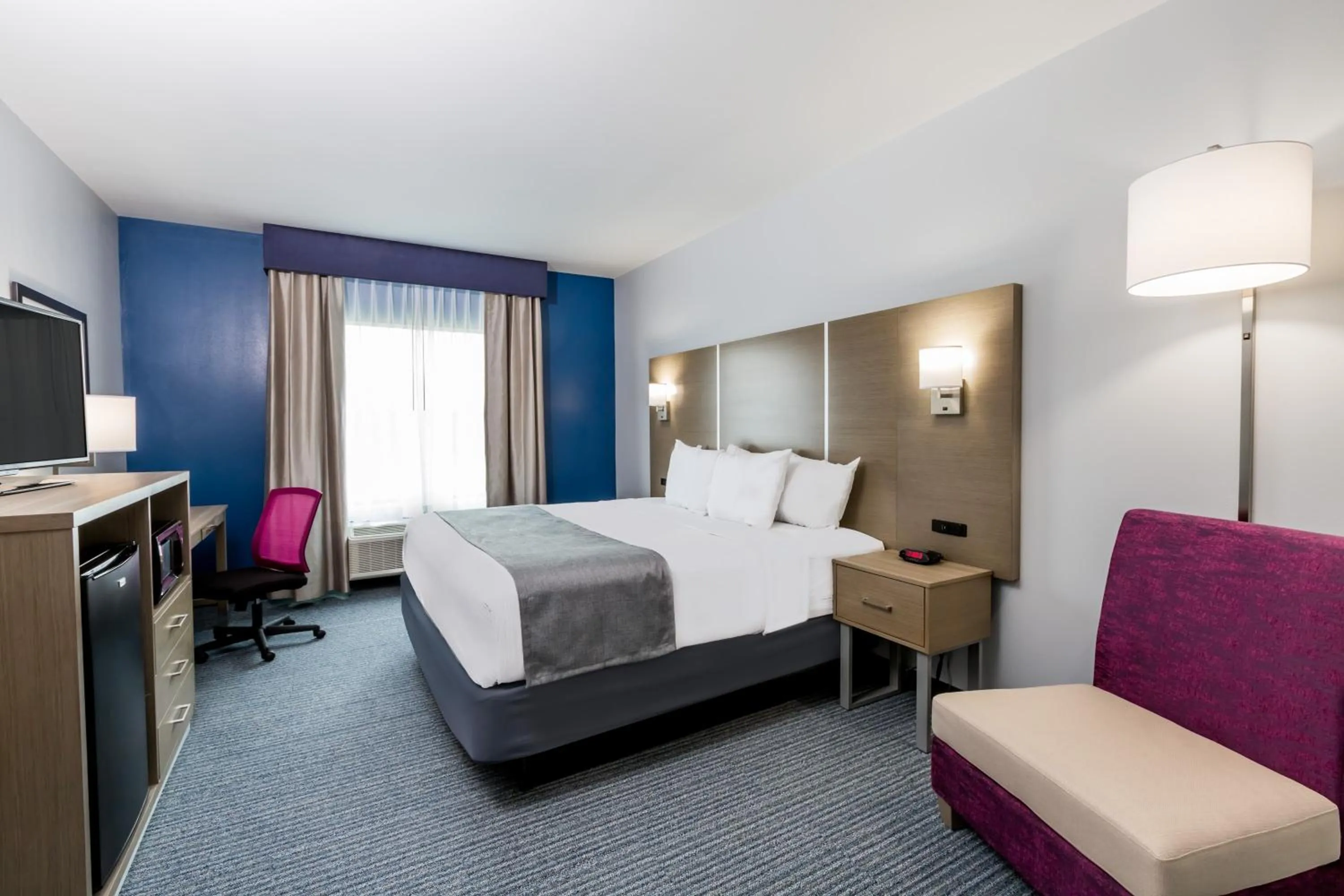 Photo of the whole room, Bed in Days Inn & Suites by Wyndham Houston NW Cypress