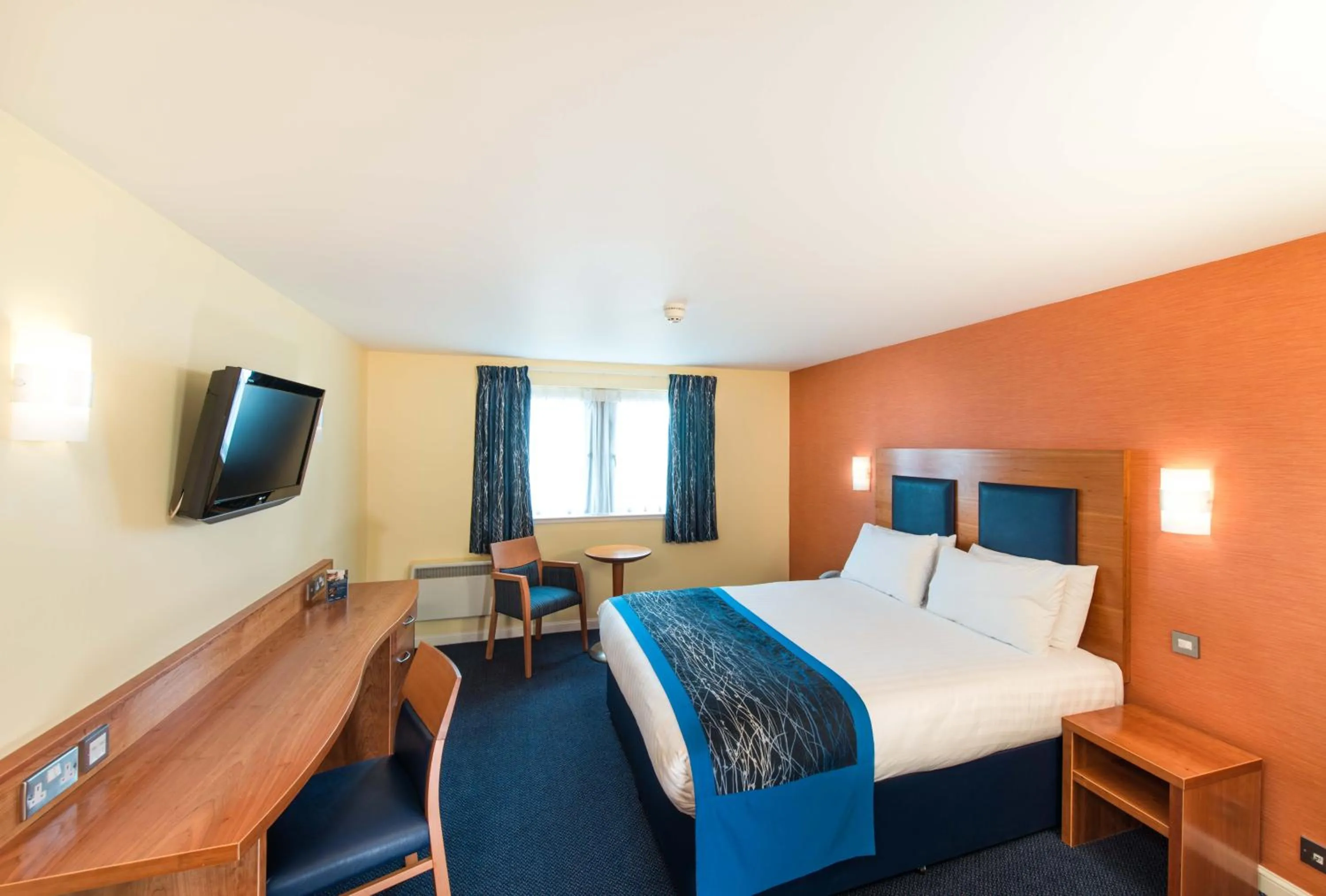Bedroom, Bed in Leonardo Inn Aberdeen Airport
