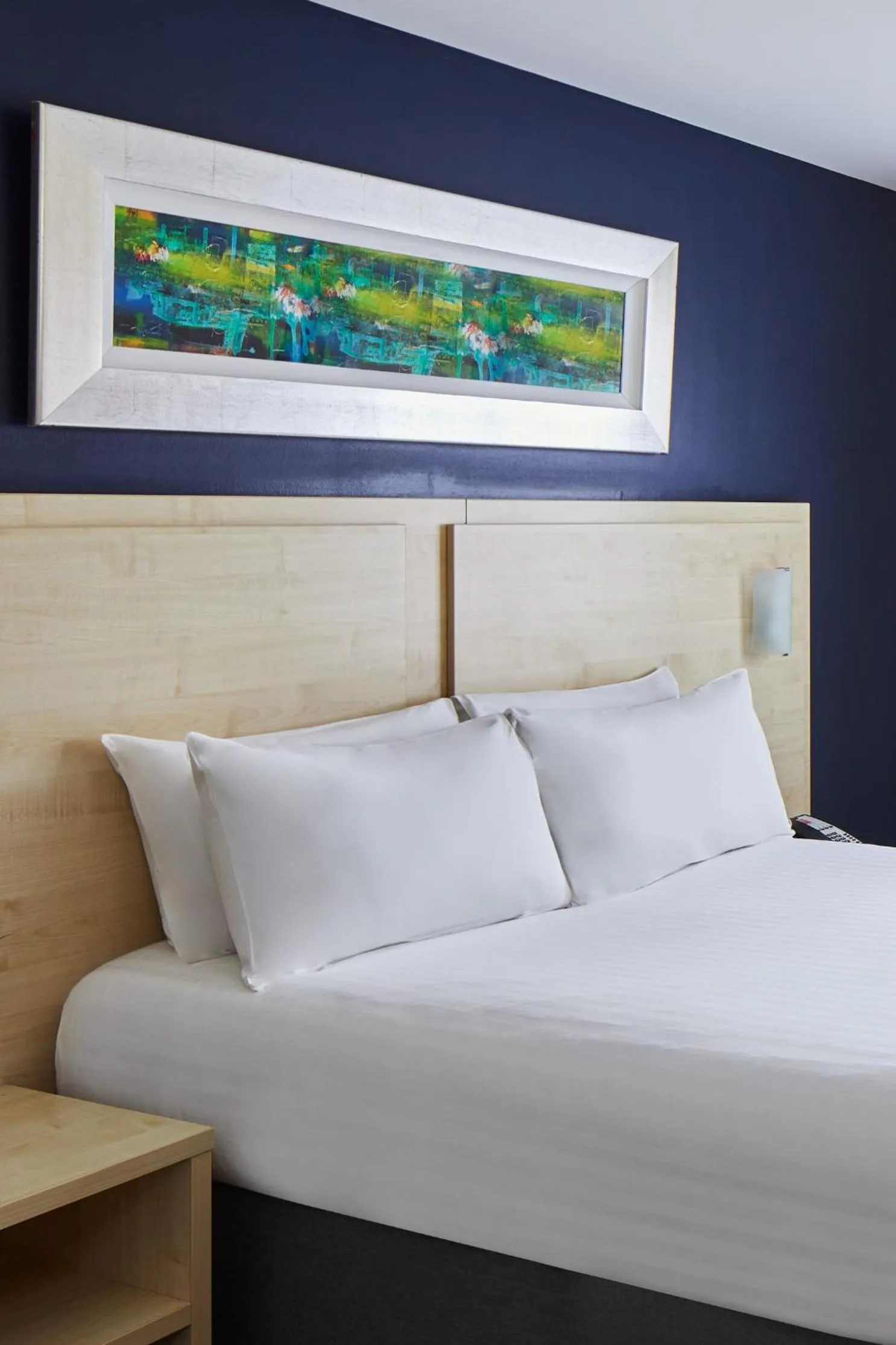 Bed in Leonardo Inn Aberdeen Airport