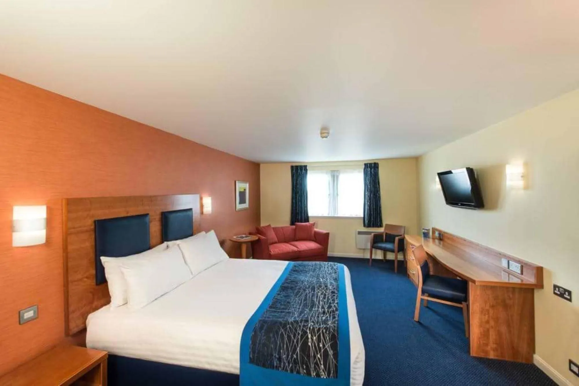 Bedroom, Bed in Leonardo Inn Aberdeen Airport