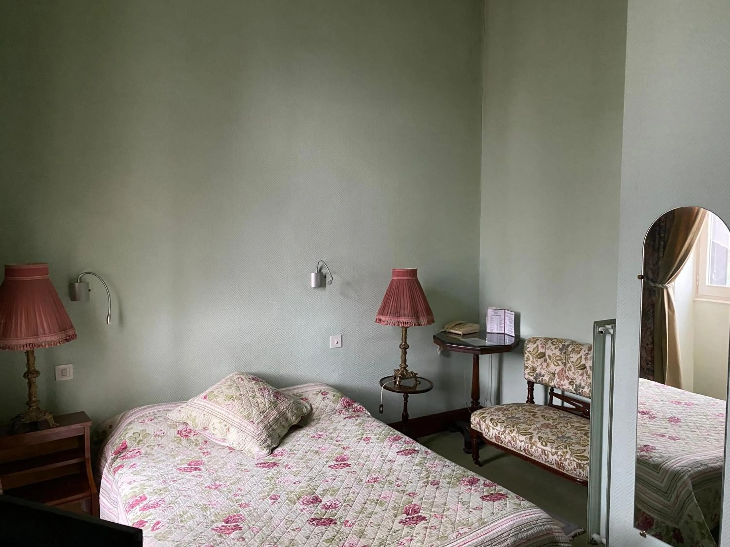 Bed in Cit'Hotel Marie Stuart