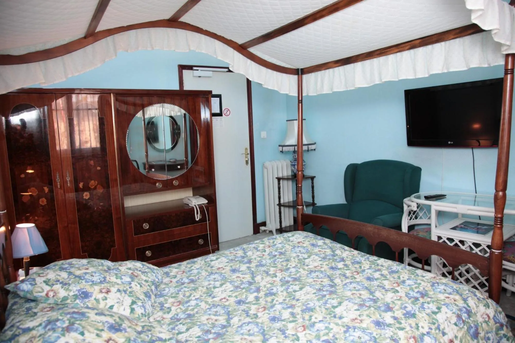 Bedroom, Bed in Cit'Hotel Marie Stuart