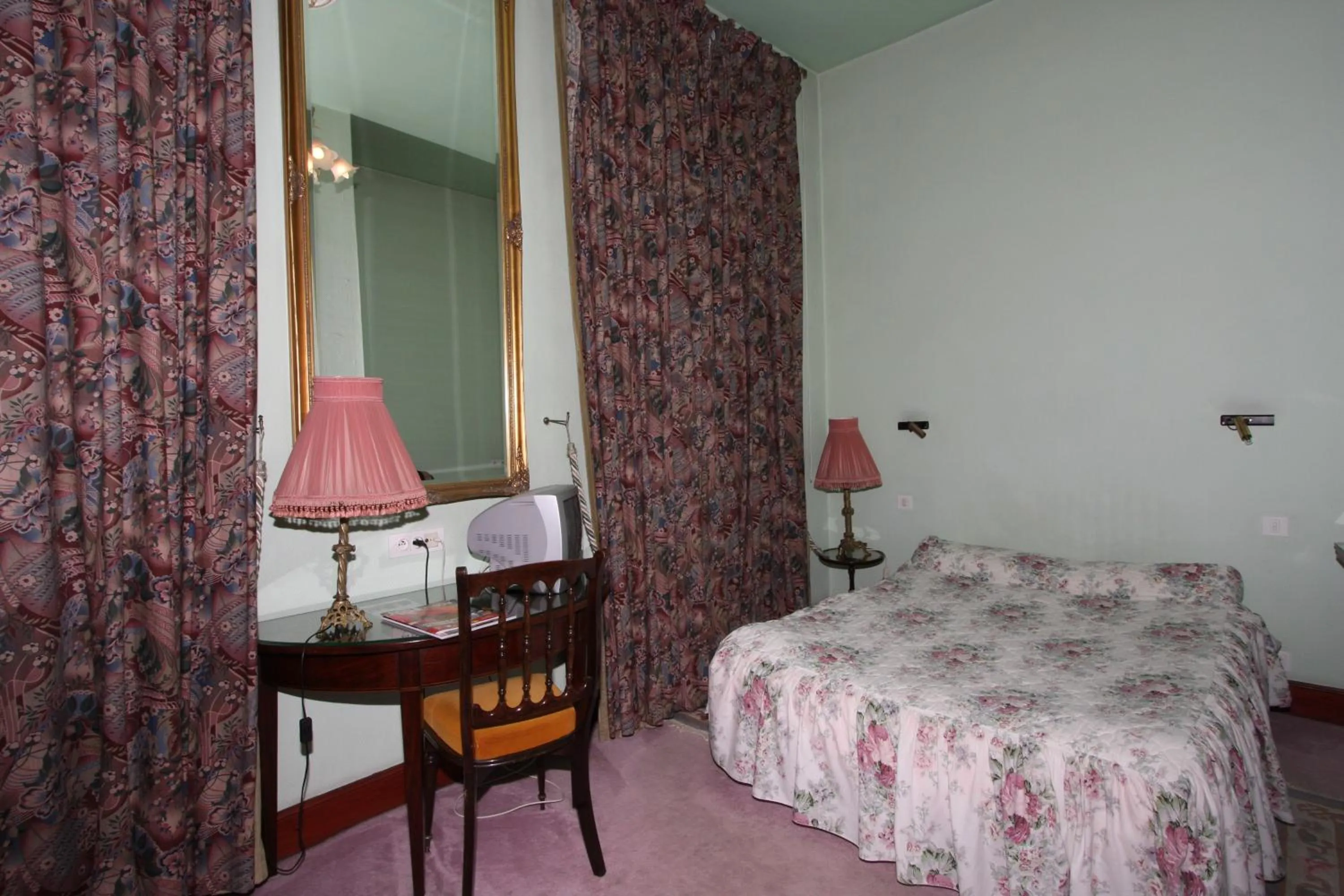 Photo of the whole room, Bed in Cit'Hotel Marie Stuart