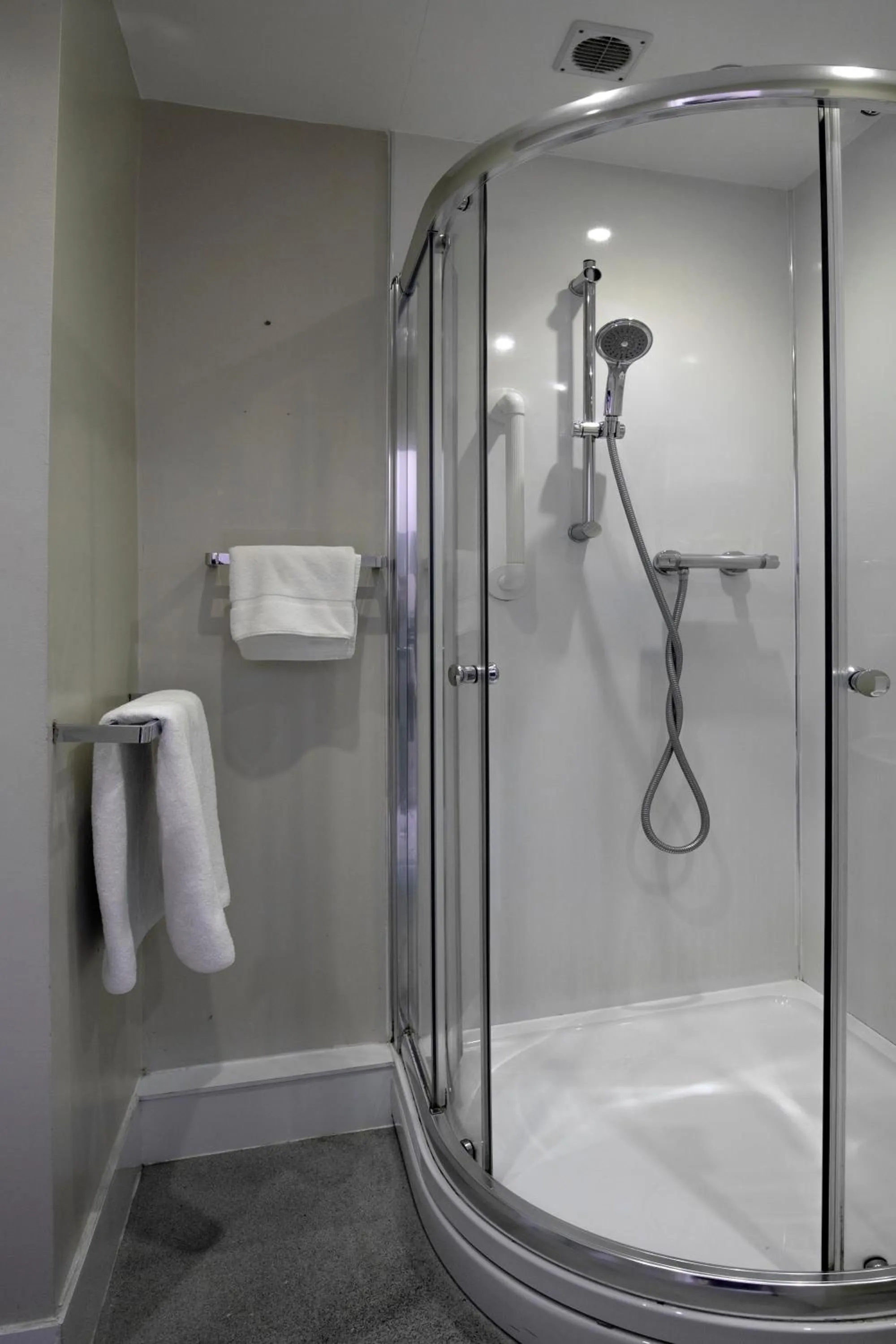 Shower in Cresta Court Hotel