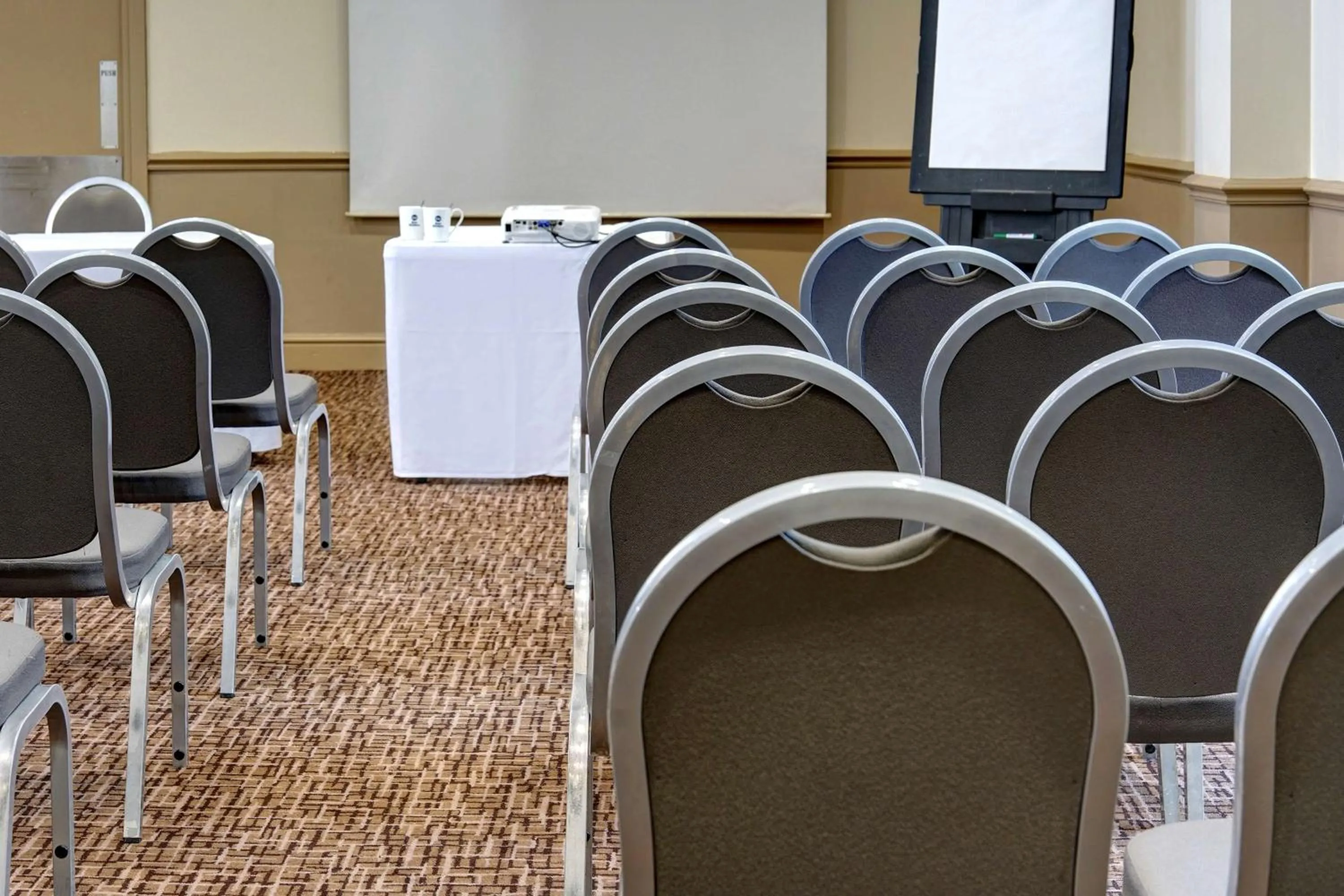 Meeting/conference room in Cresta Court Hotel