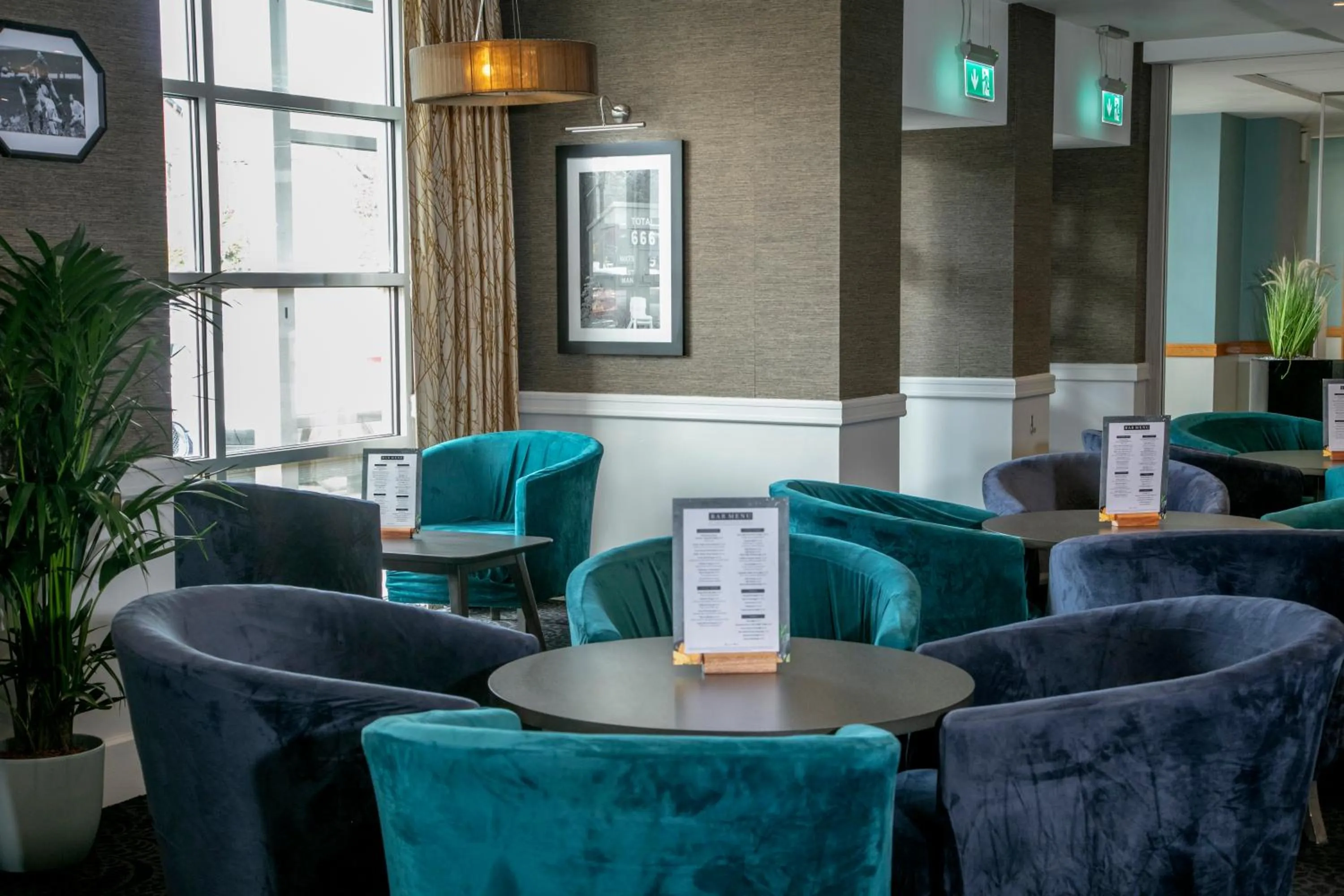 Lounge or bar in Cresta Court Hotel