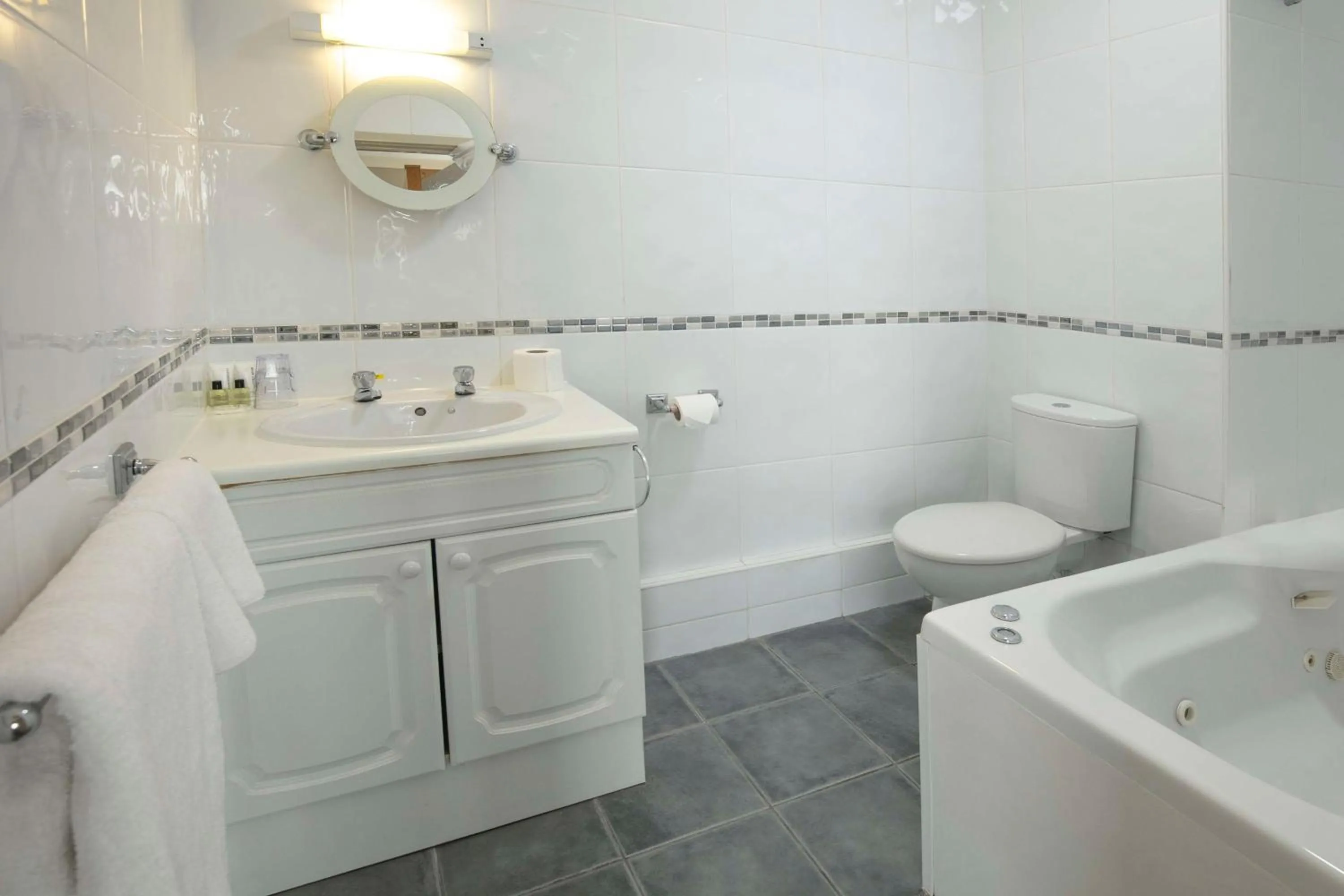 Bathroom in Cresta Court Hotel