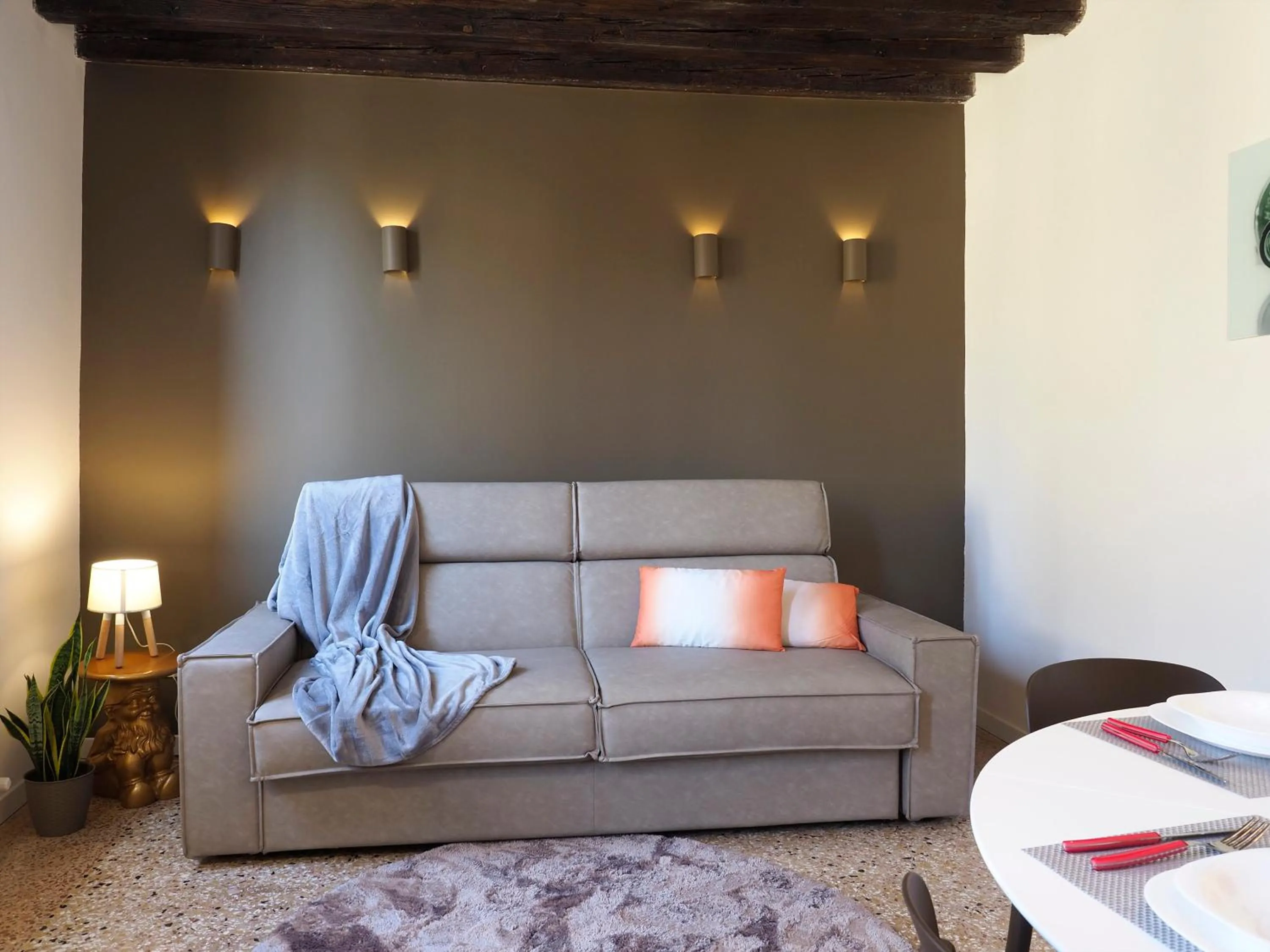 Living room in Majestic Rialto House by Wonderful Italy