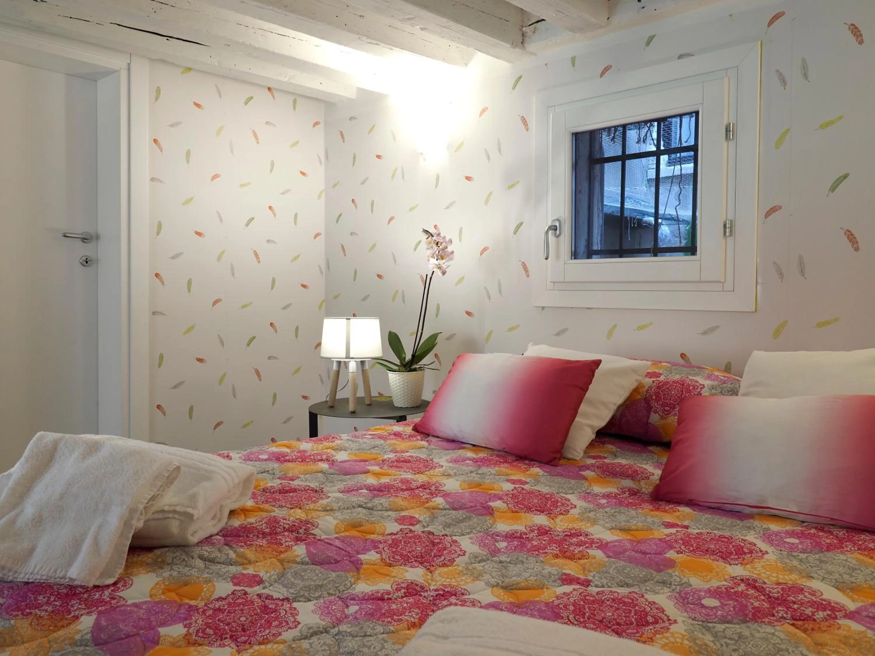 Bed in Majestic Rialto House by Wonderful Italy