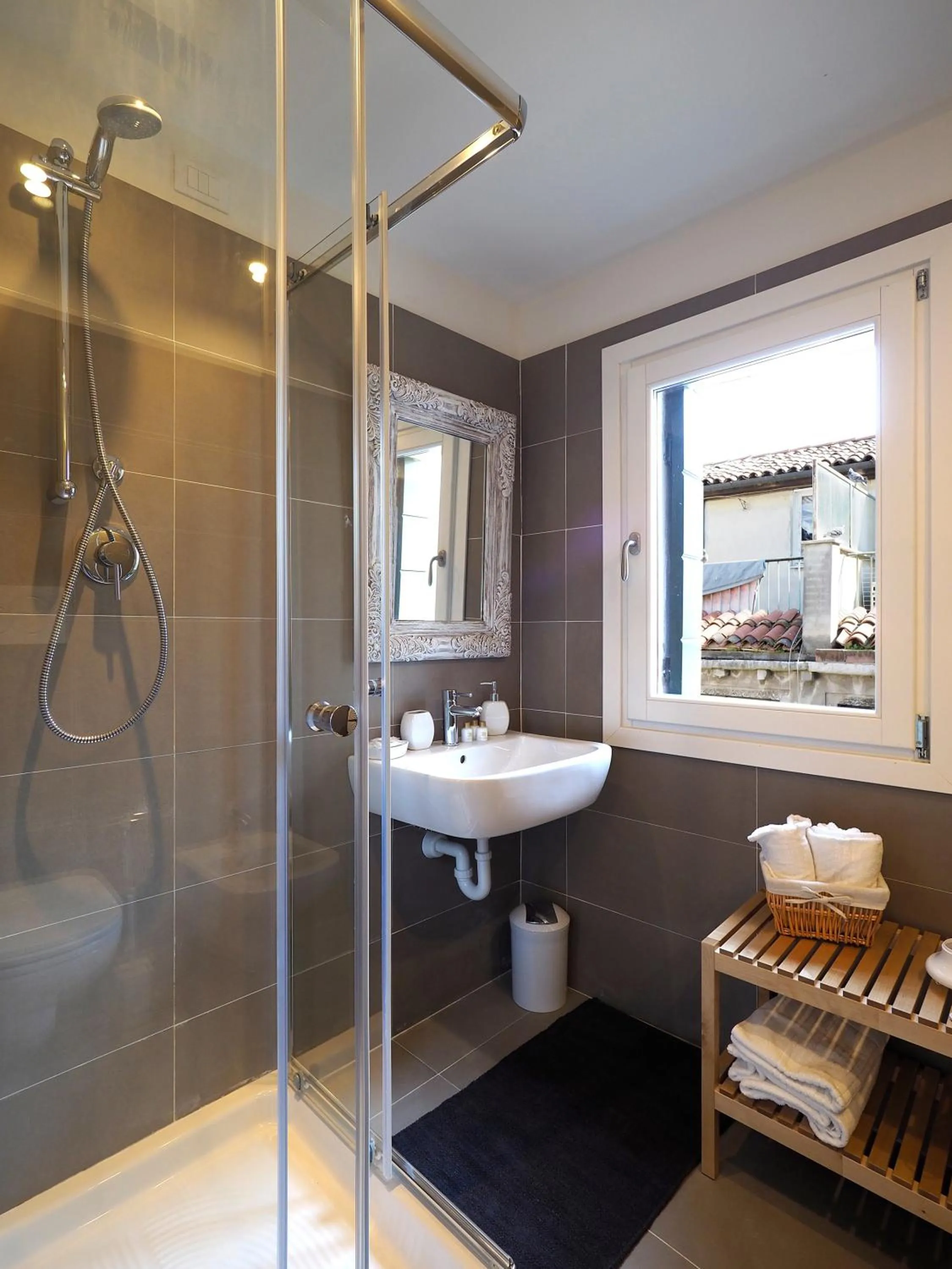 Shower in Majestic Rialto House by Wonderful Italy