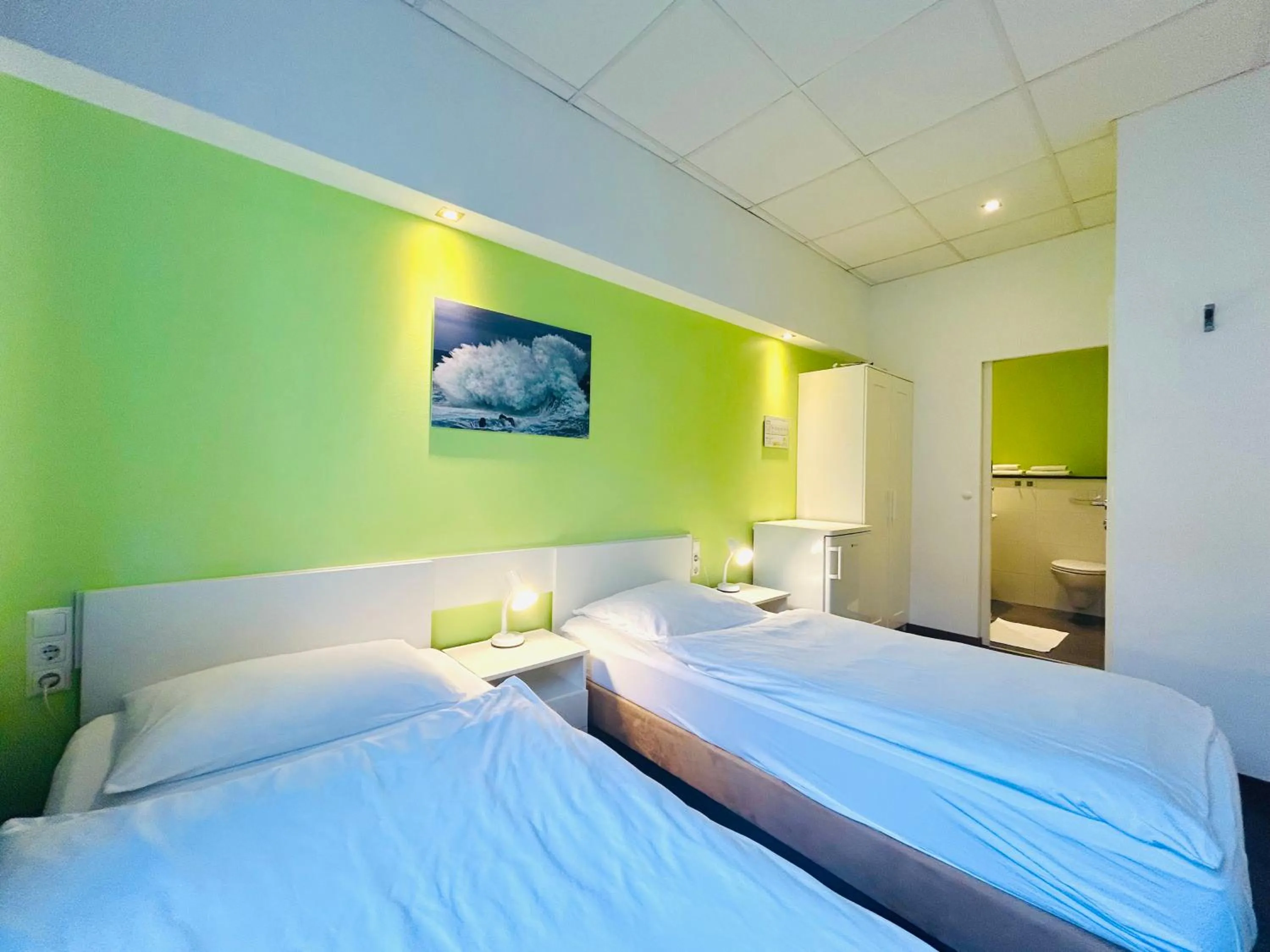 Photo of the whole room, Bed in Business & City