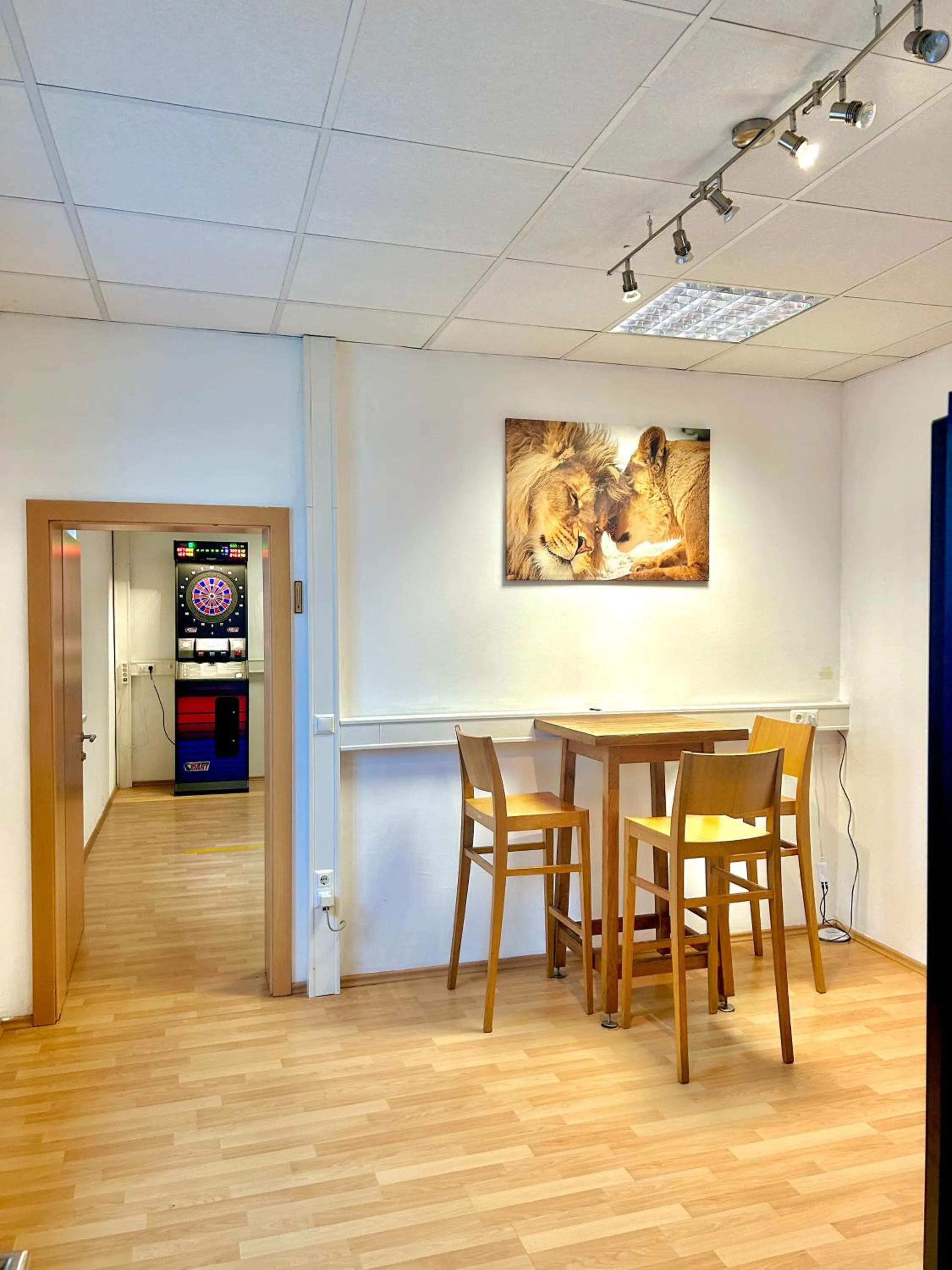 Restaurant/places to eat in Business & City