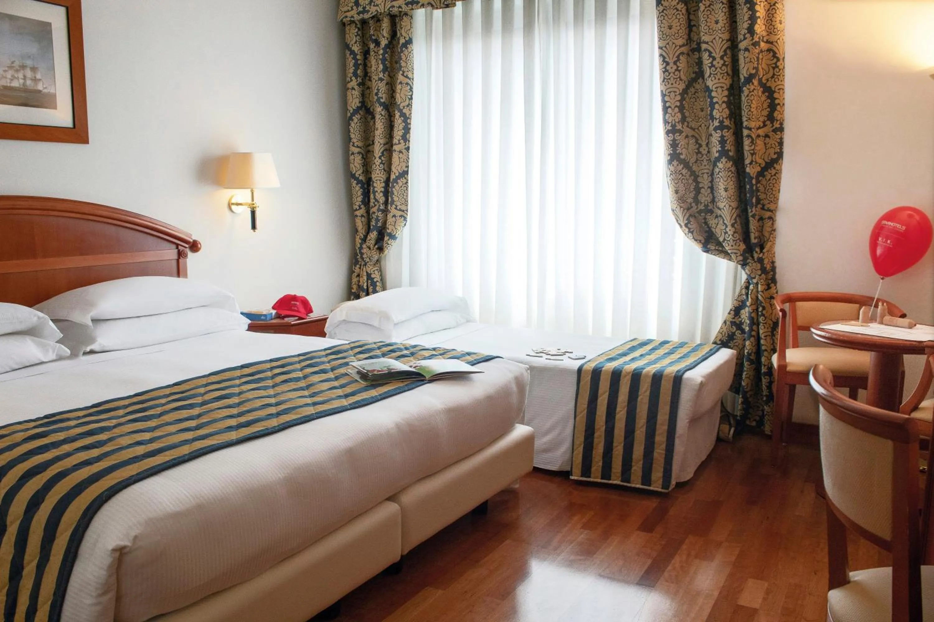 Photo of the whole room, Bed in Starhotels Vespucci