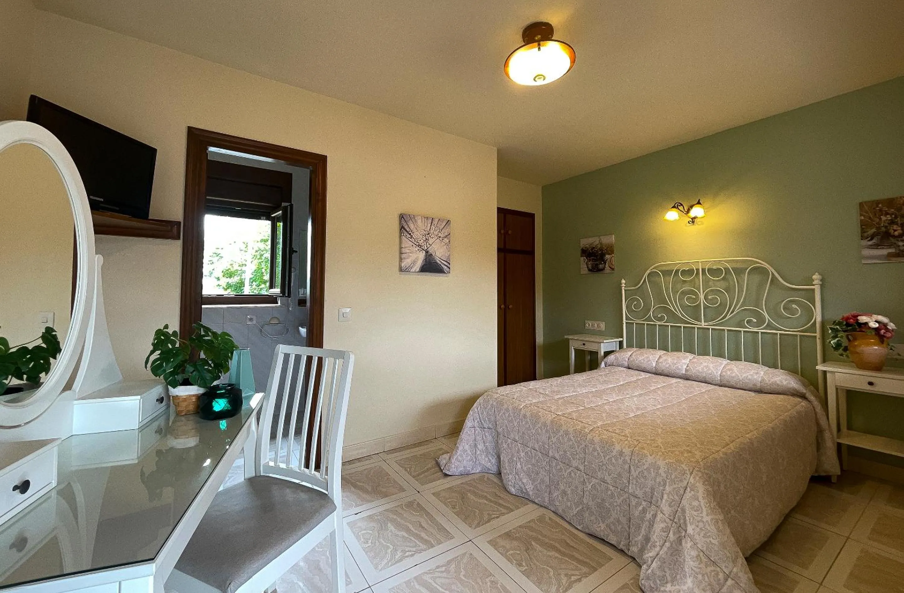 Bedroom, Bed in Hotel Rural "La Ruta De Cabrales"