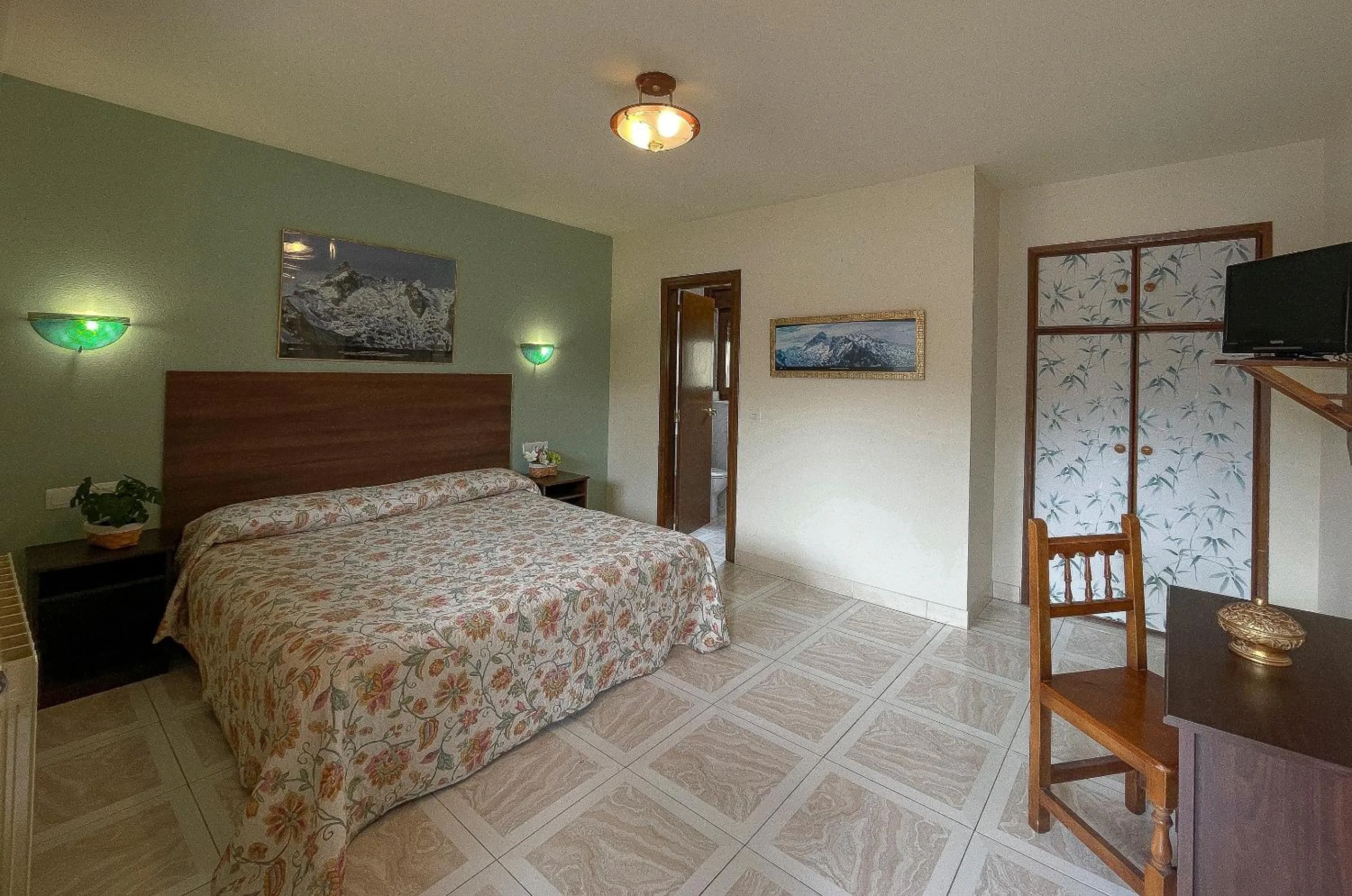 Bedroom, Bed in Hotel Rural "La Ruta De Cabrales"