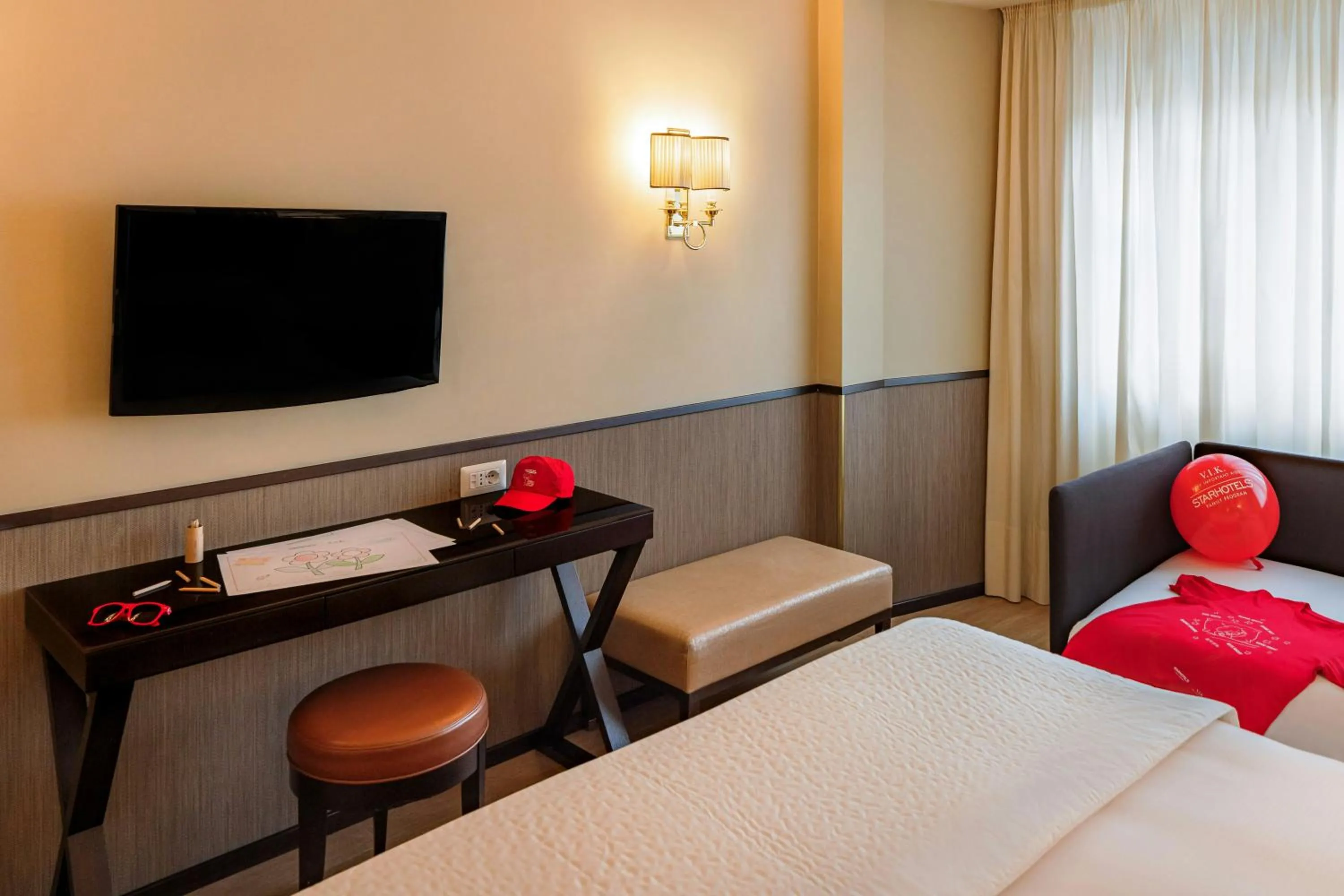 Game Room, Bed in Starhotels Michelangelo Rome