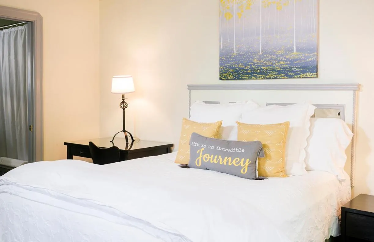 Bed in 1801 First Luxury Inn