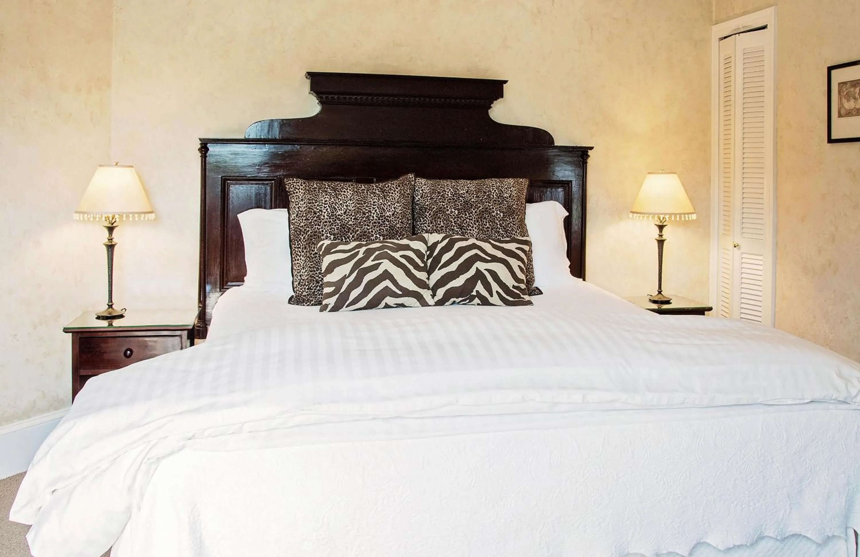 Bed in 1801 First Luxury Inn