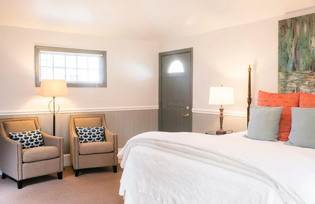 Bed in 1801 First Luxury Inn