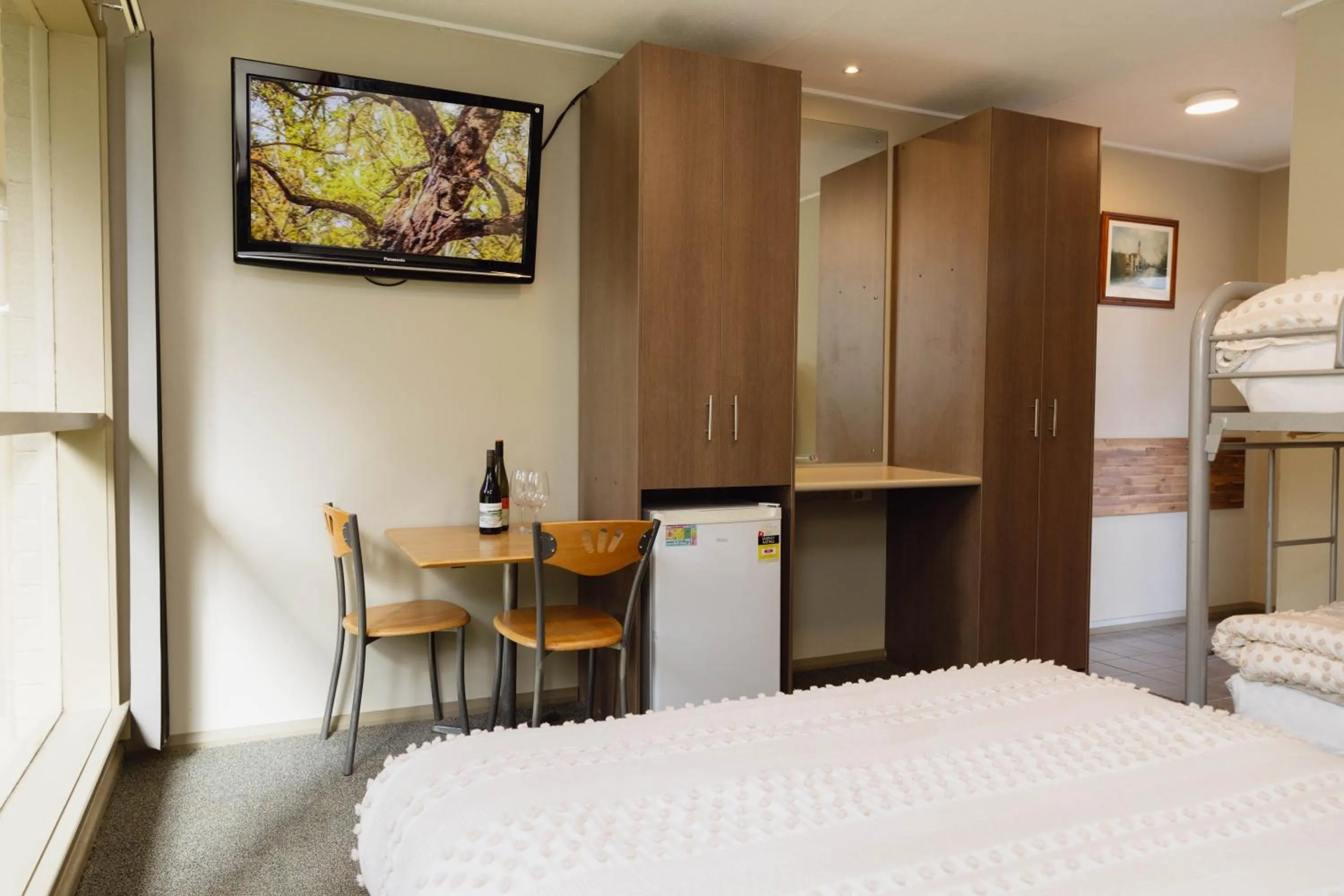 TV and multimedia, Bed in The Bright Motor Inn