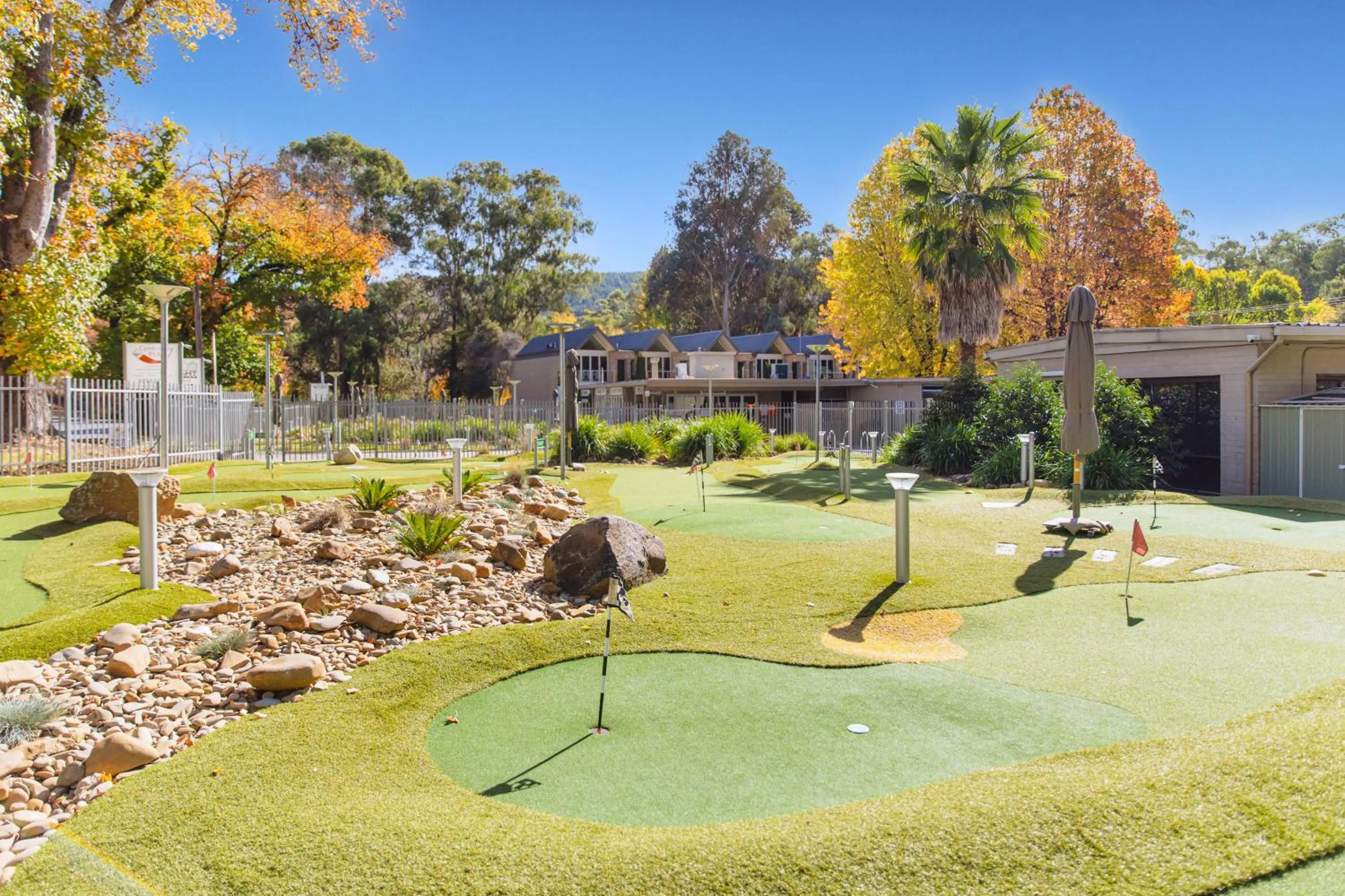 Minigolf in The Bright Motor Inn