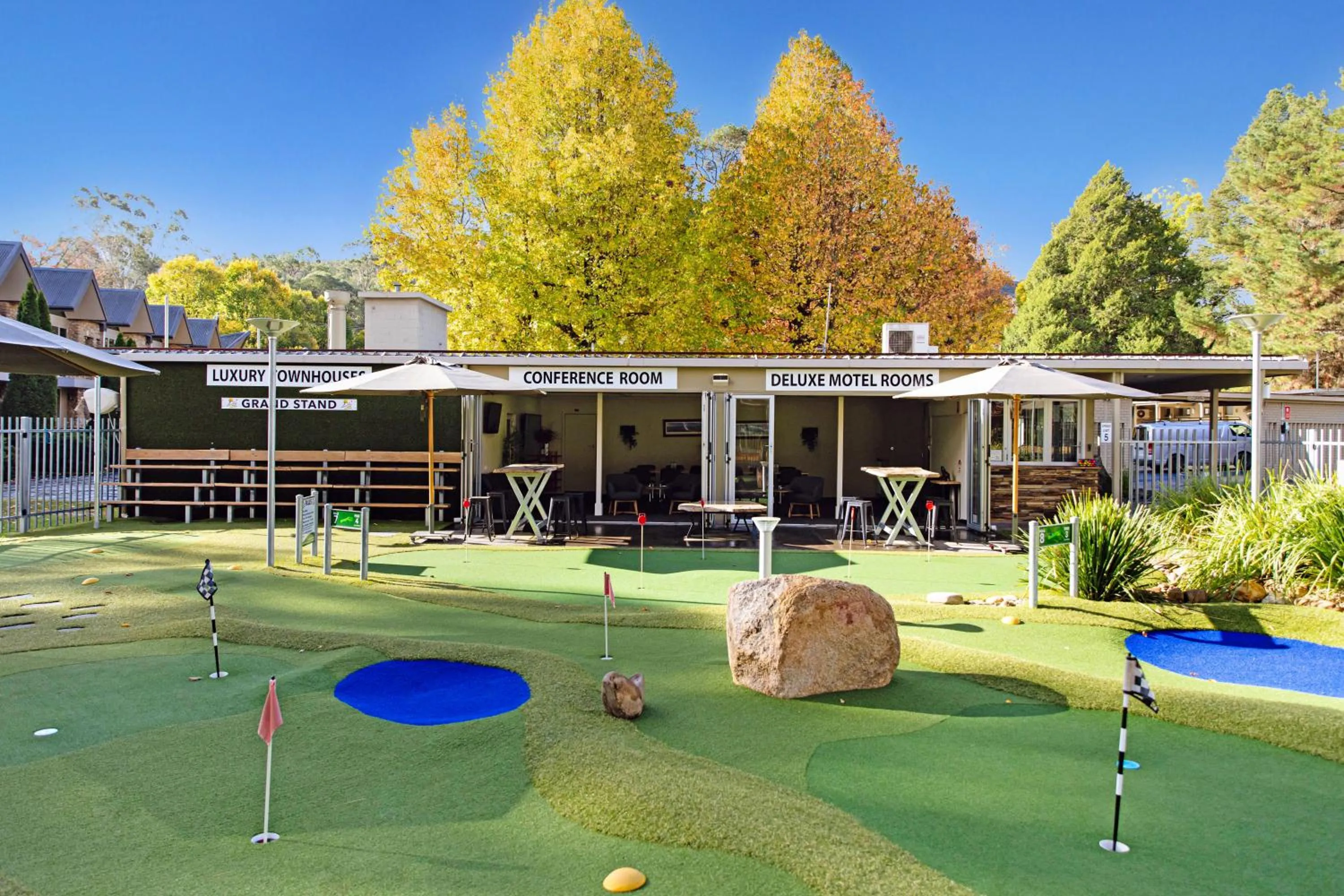 Minigolf in The Bright Motor Inn