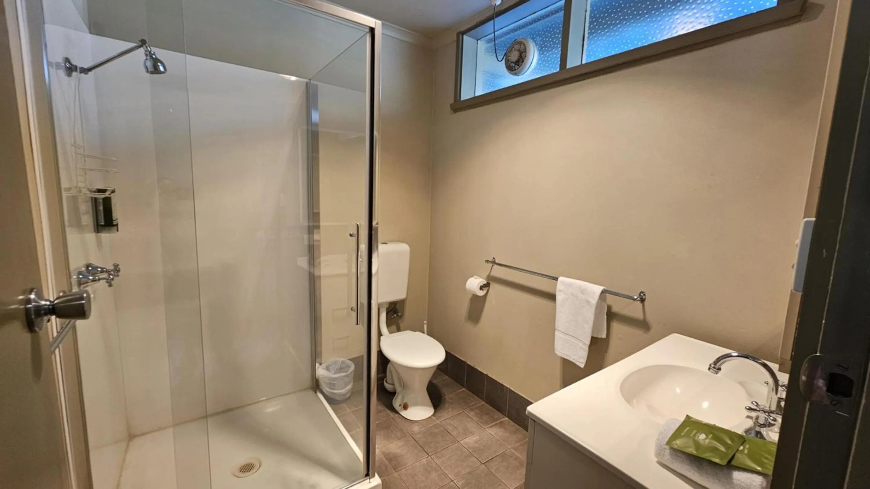 Shower in The Bright Motor Inn