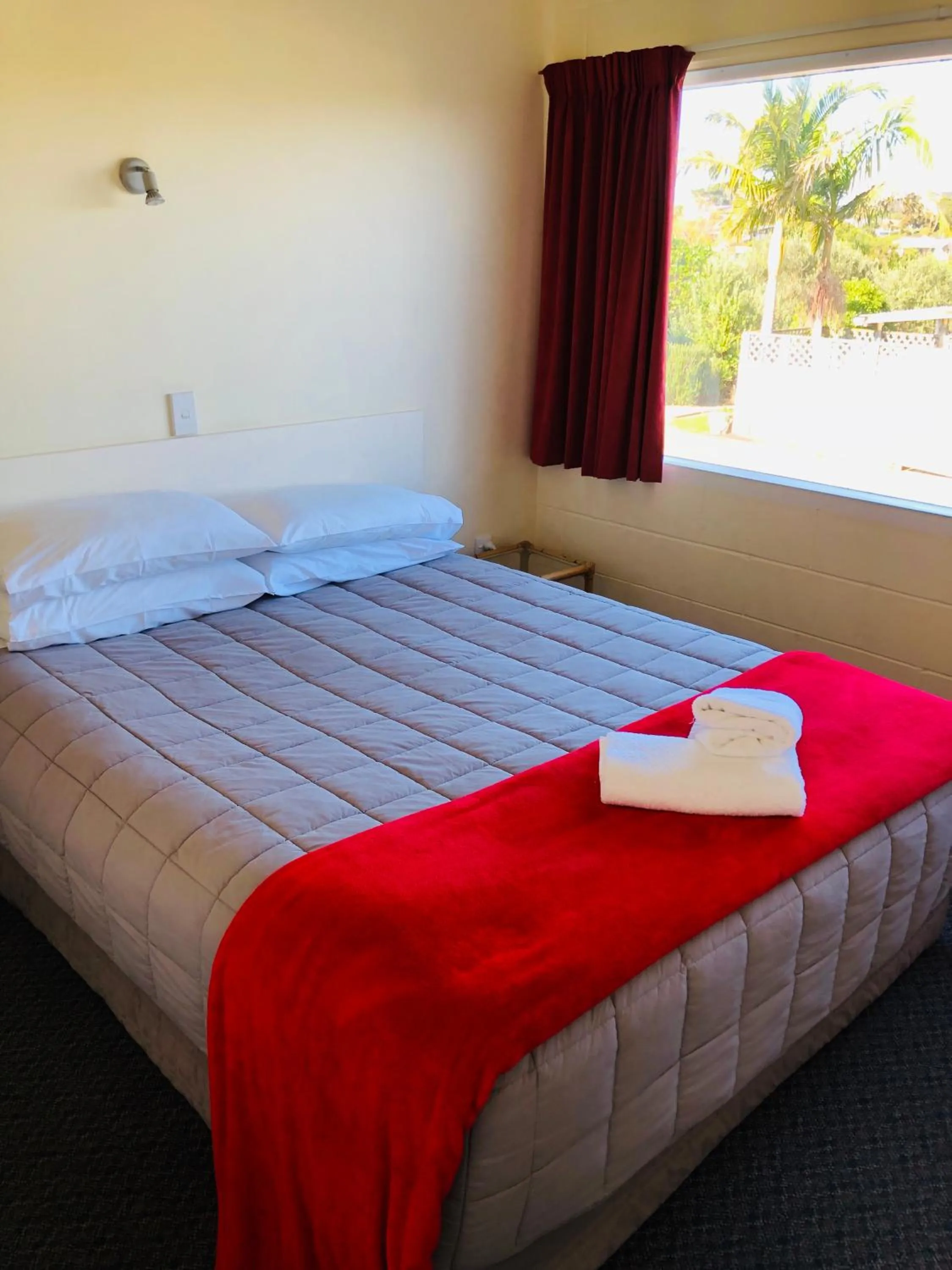 Bed in Waiheke Island Motel