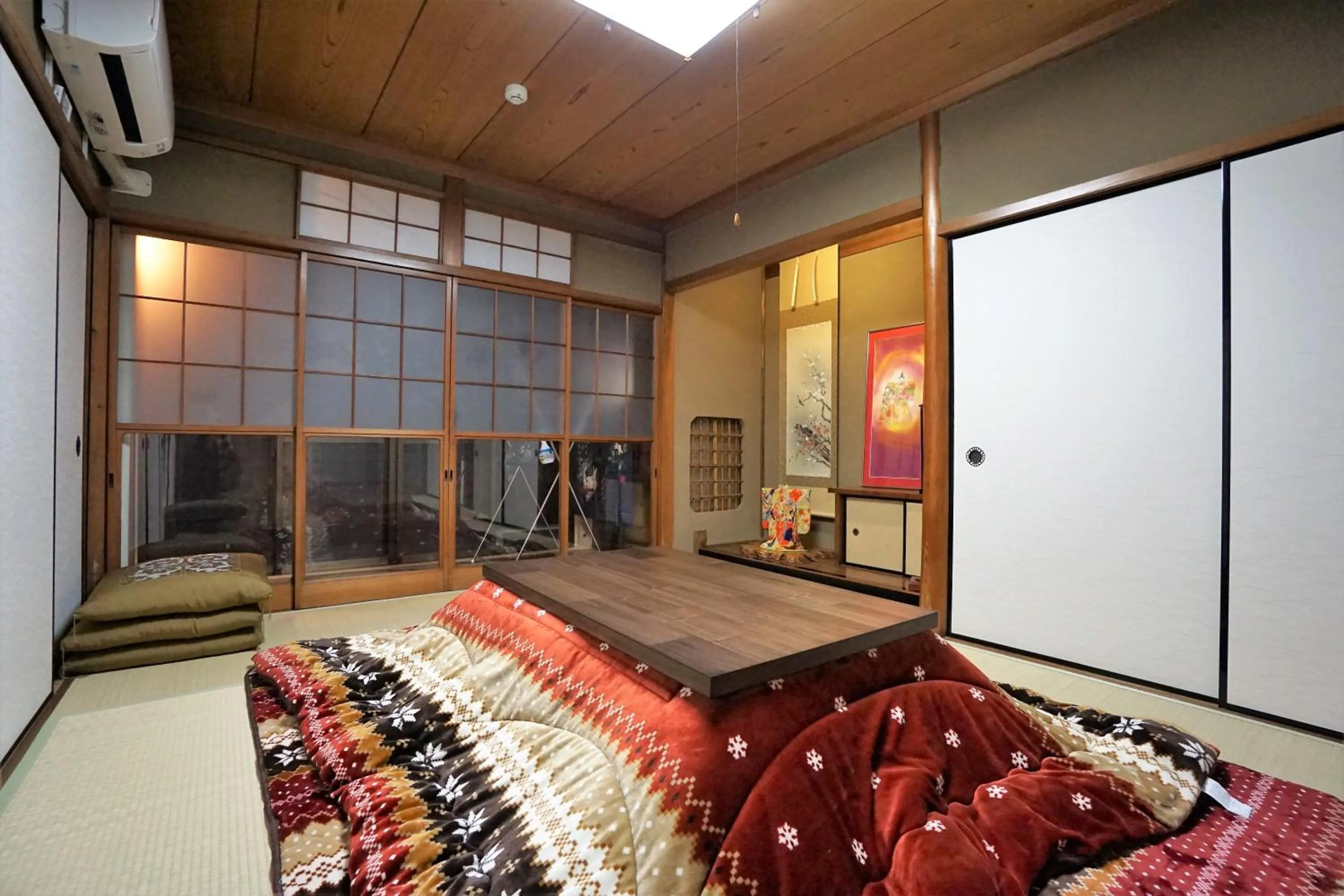 Communal lounge/ TV room, Bed in Villa Kyoto Saiin