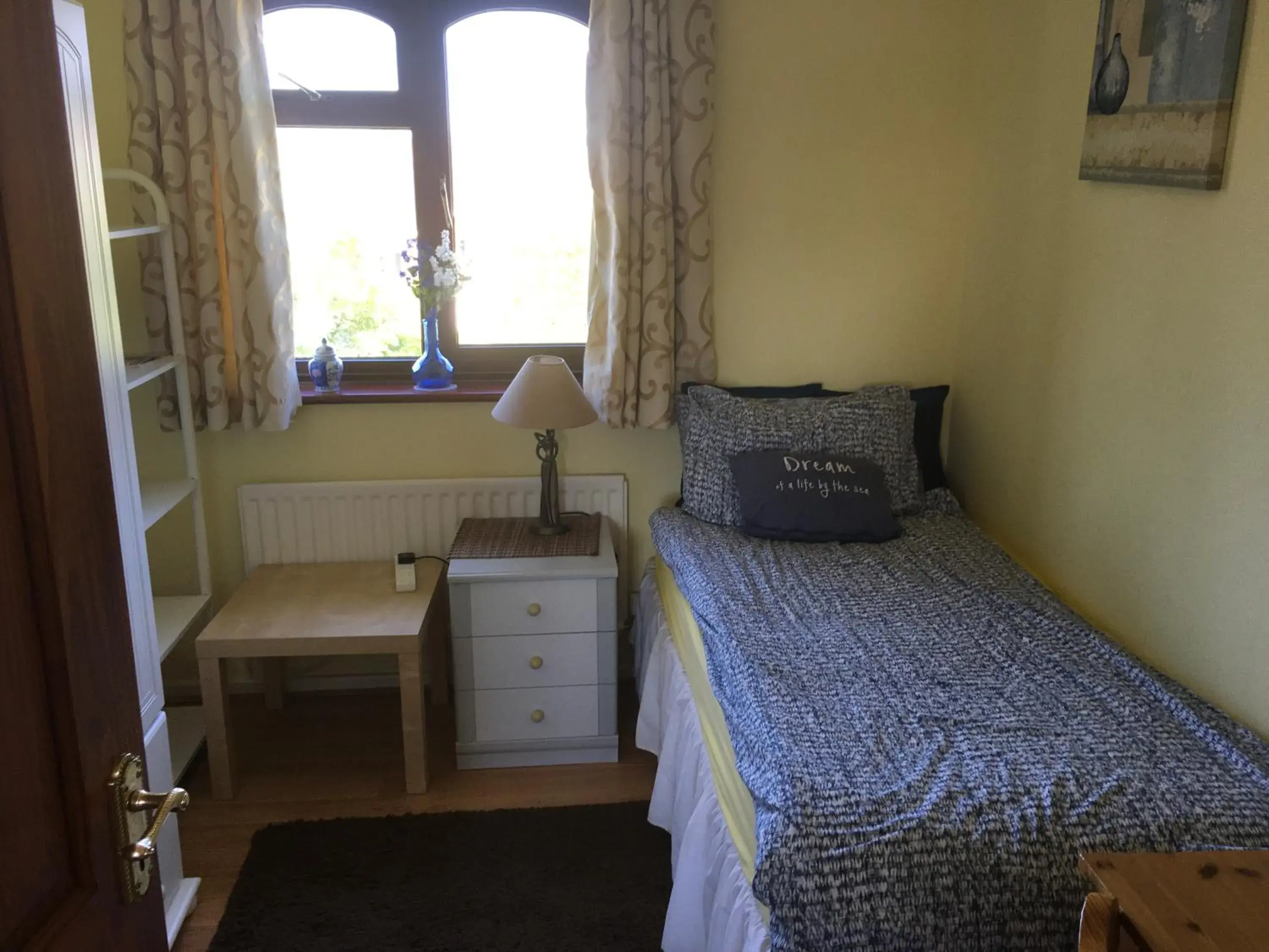 Budget Single Room in The Cedars House B&B Budget Single Room in The Cedars House B&B