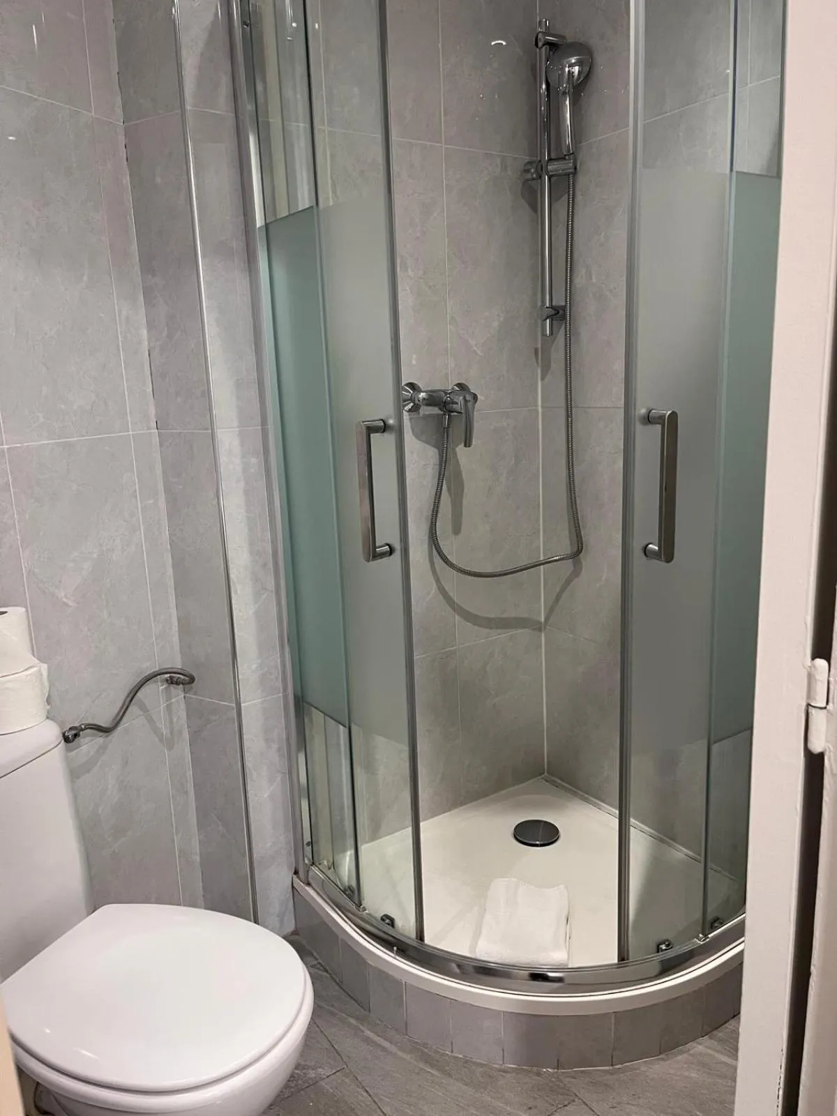 Shower in Hipotel Paris Voltaire Bastille