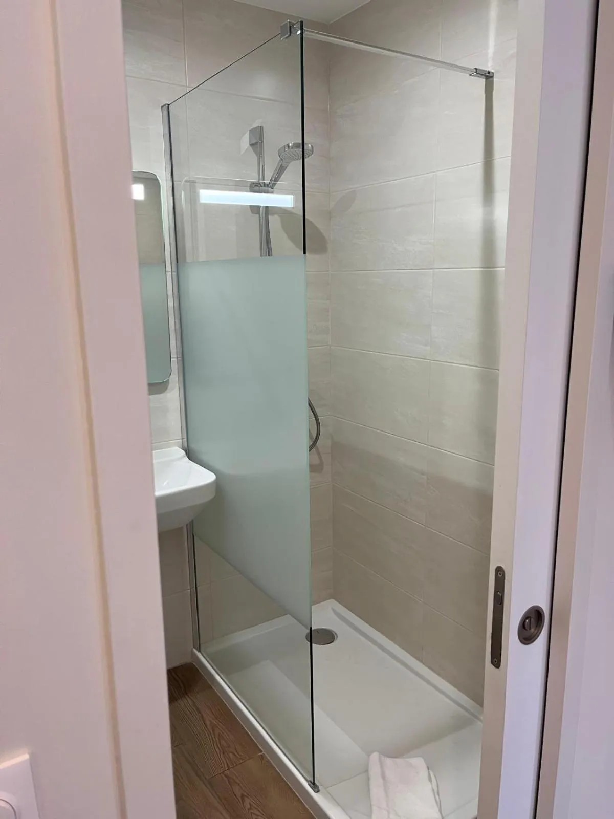 Shower in Hipotel Paris Voltaire Bastille