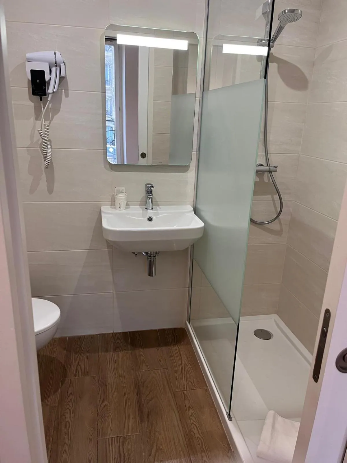 Shower in Hipotel Paris Voltaire Bastille