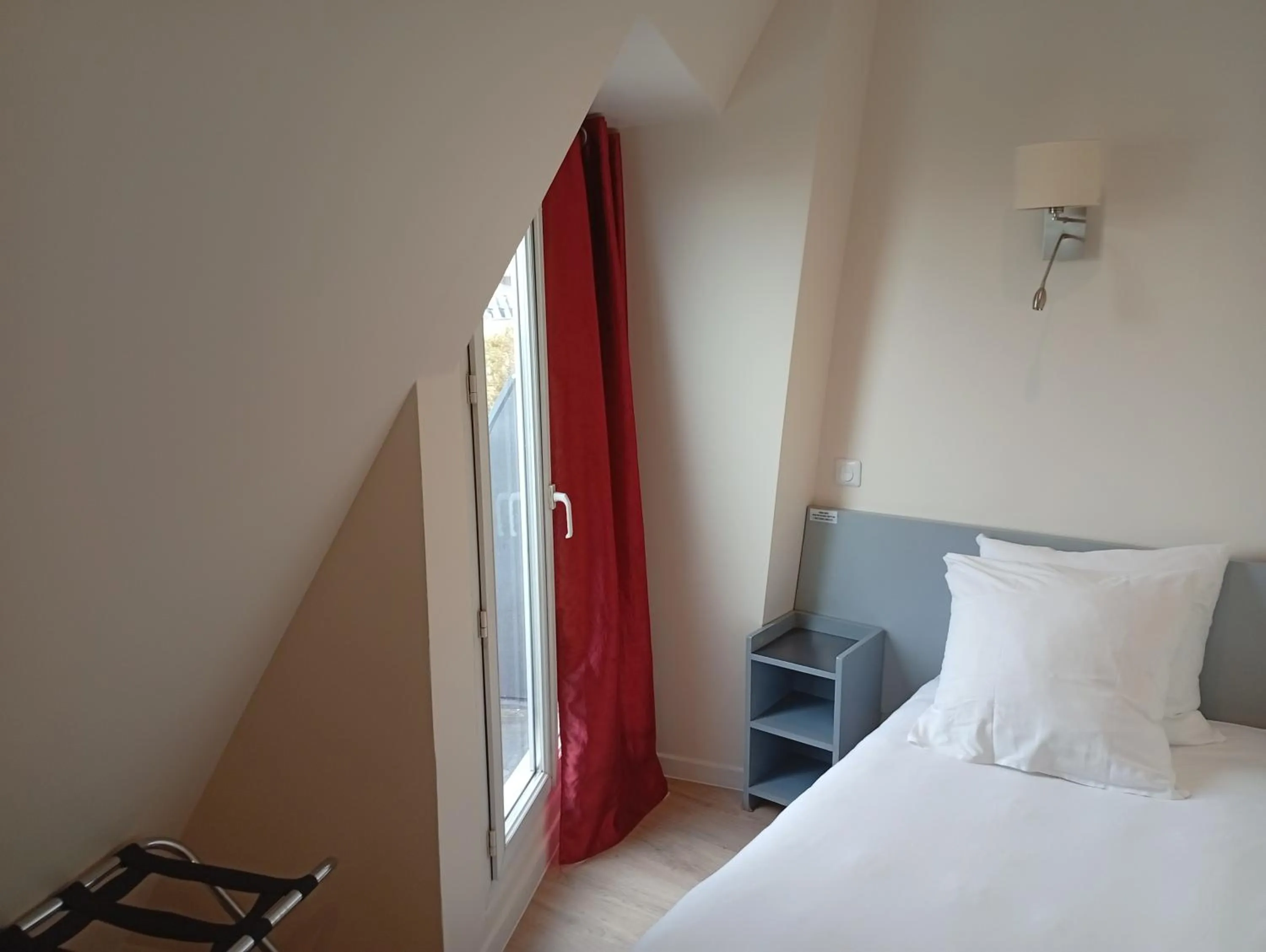 Photo of the whole room, Bed in Hipotel Paris Voltaire Bastille