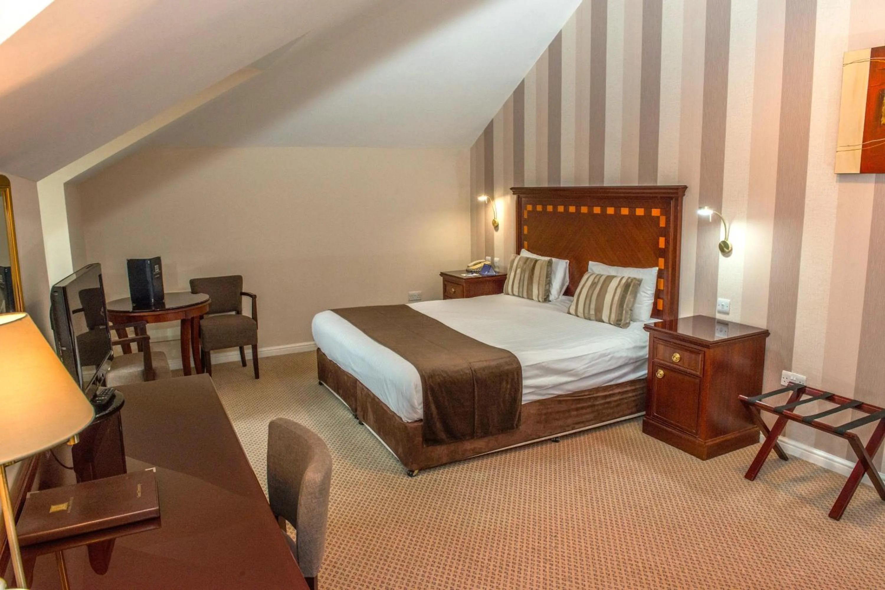 Photo of the whole room, Bed in Manor Of Groves Hotel, Golf & Health Club