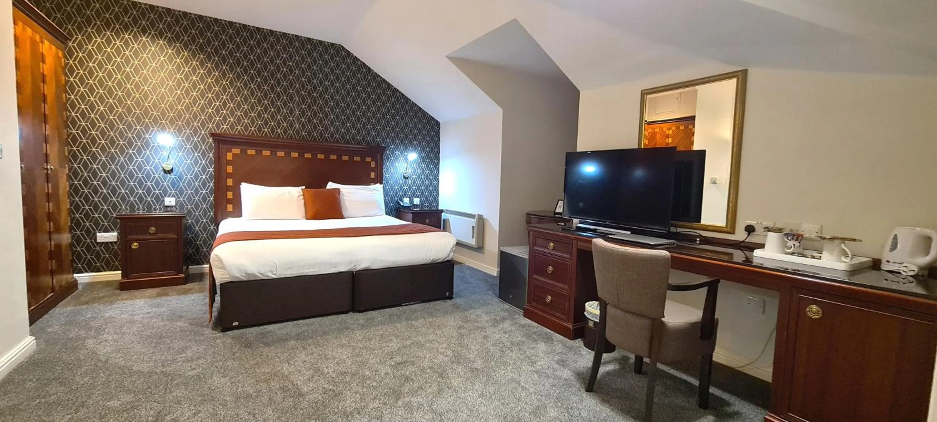 Bedroom, Bed in Manor Of Groves Hotel, Golf & Health Club