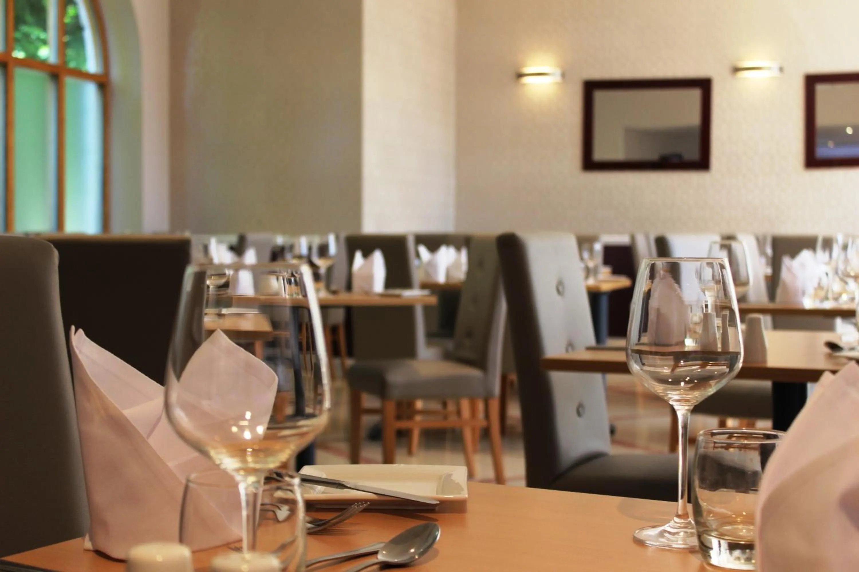 Restaurant/places to eat in Manor Of Groves Hotel, Golf & Health Club