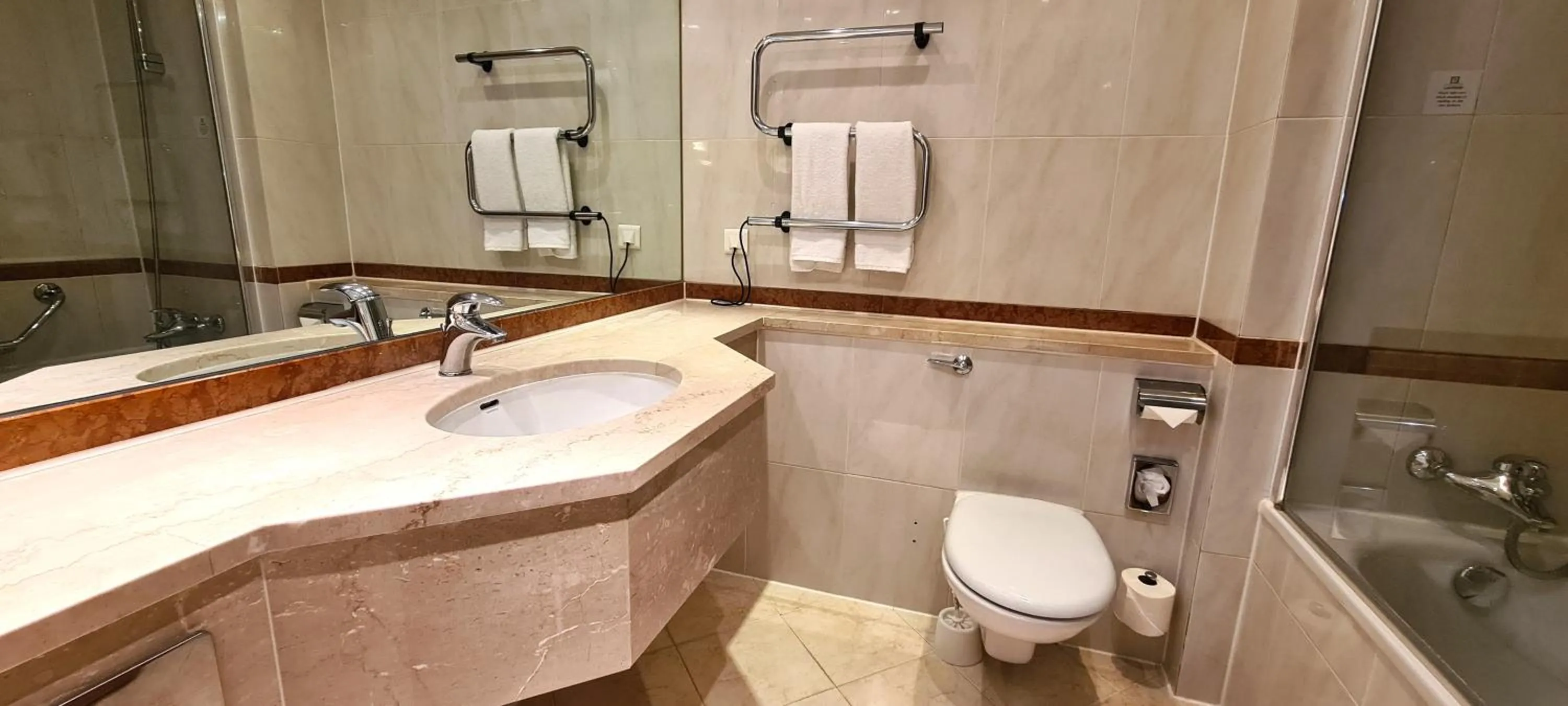 Bathroom in Manor Of Groves Hotel, Golf & Health Club