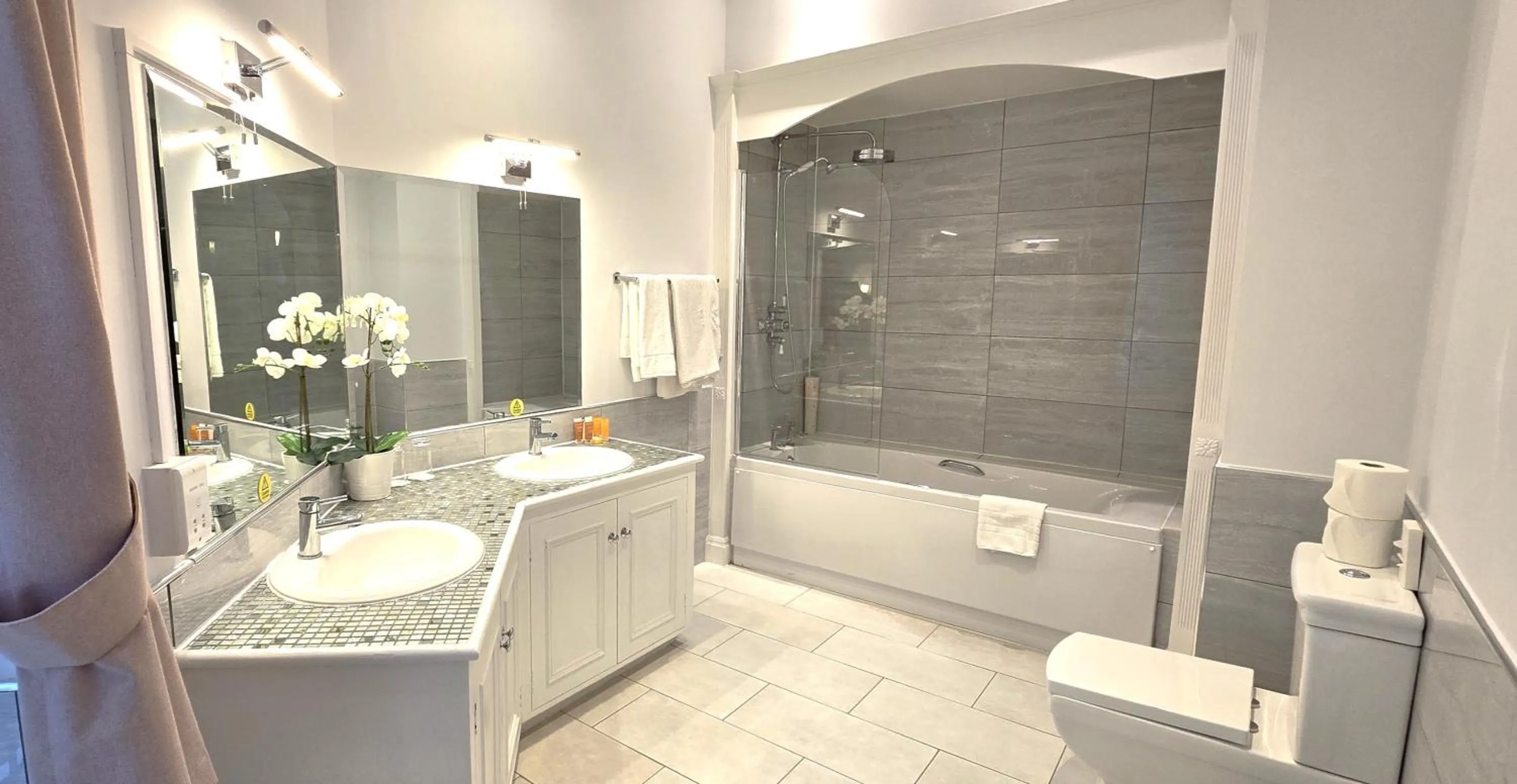 Bathroom in Manor Of Groves Hotel, Golf & Health Club