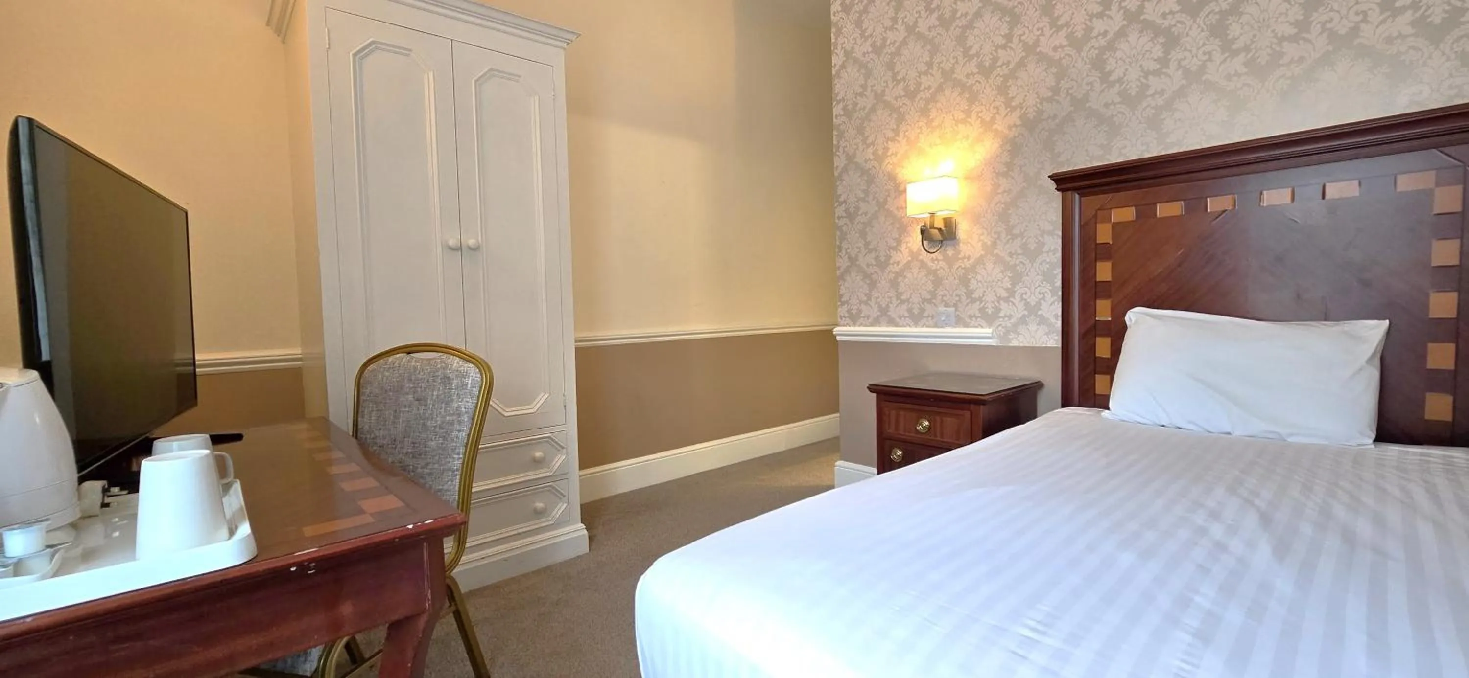 Bedroom, Bed in Manor Of Groves Hotel, Golf & Health Club