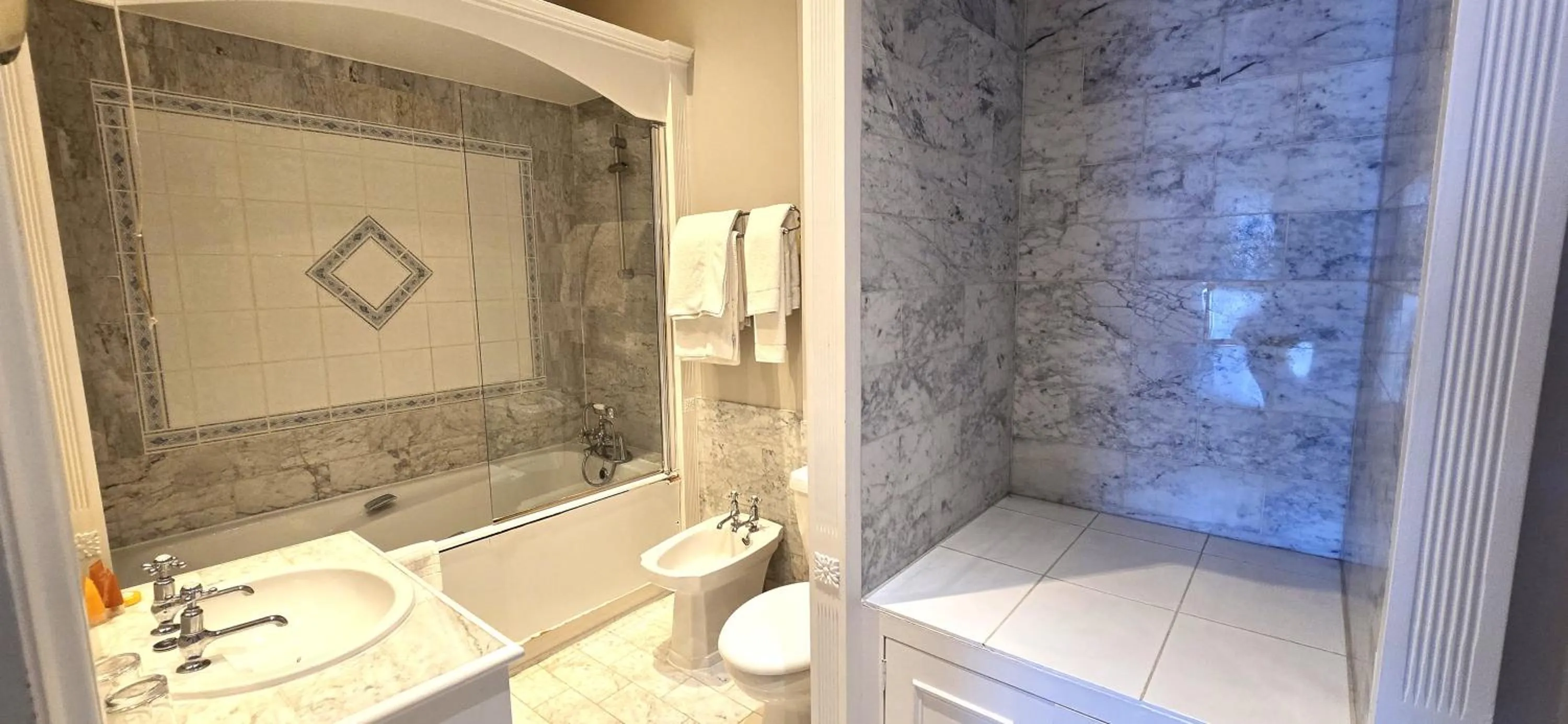 Bathroom in Manor Of Groves Hotel, Golf & Health Club