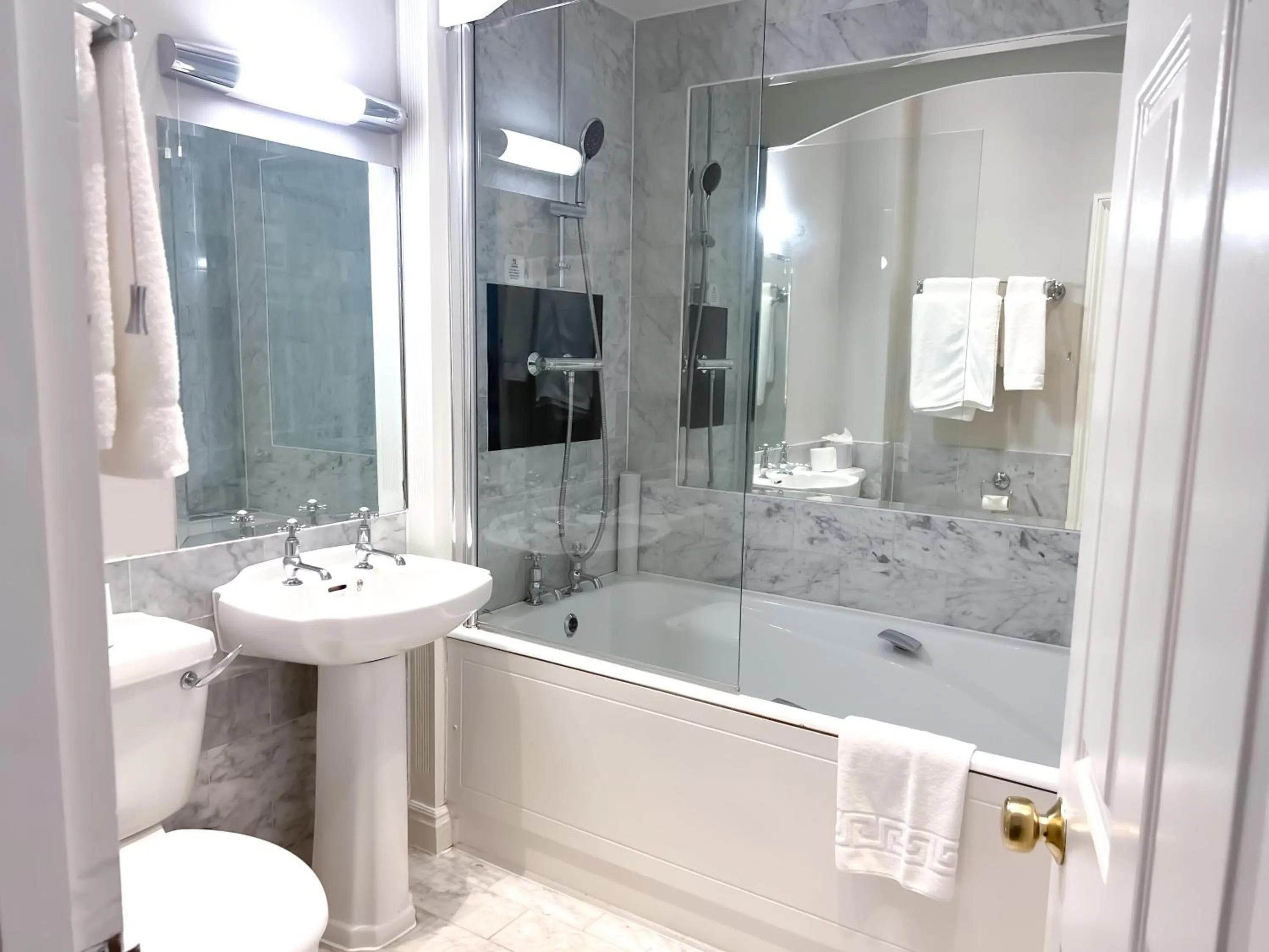 Bathroom in Manor Of Groves Hotel, Golf & Health Club