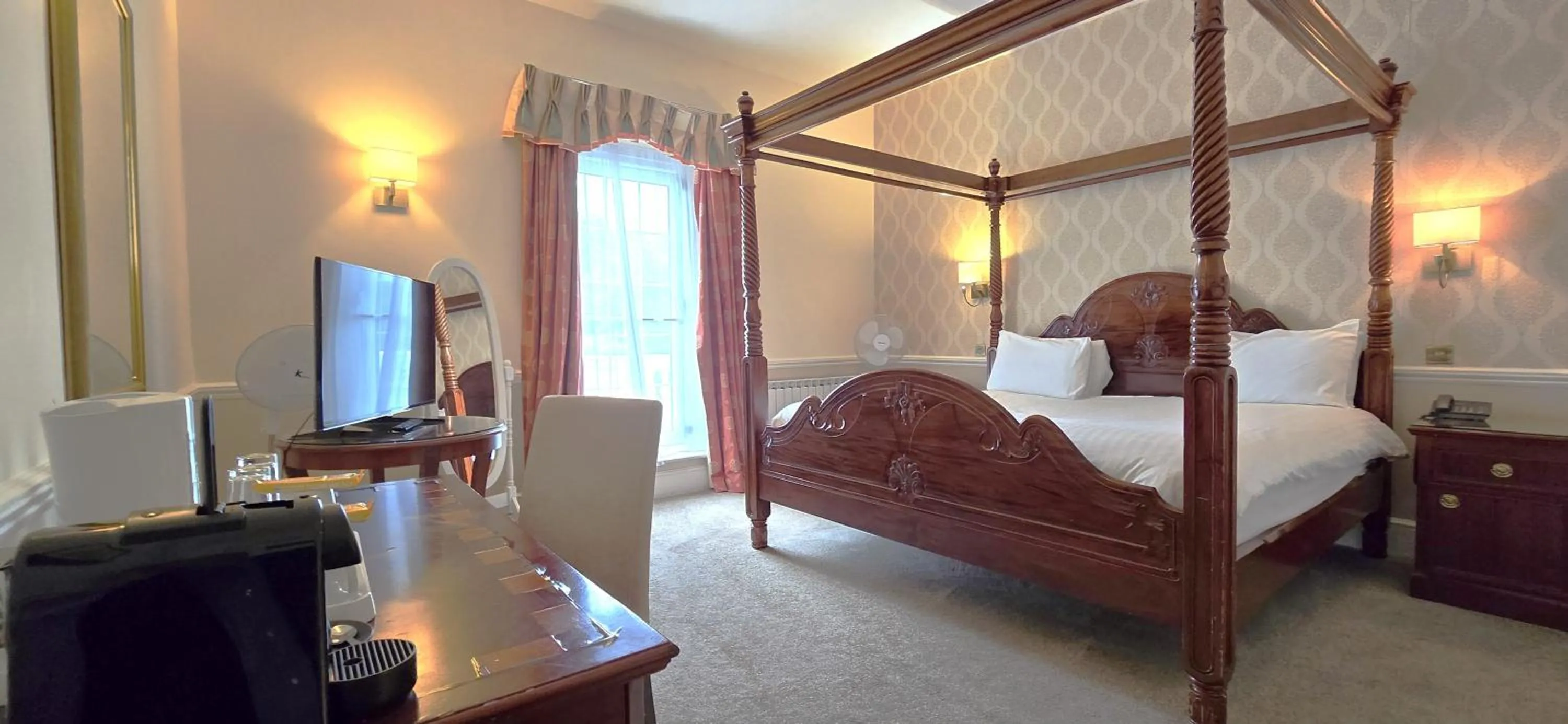 Bedroom, Bed in Manor Of Groves Hotel, Golf & Health Club