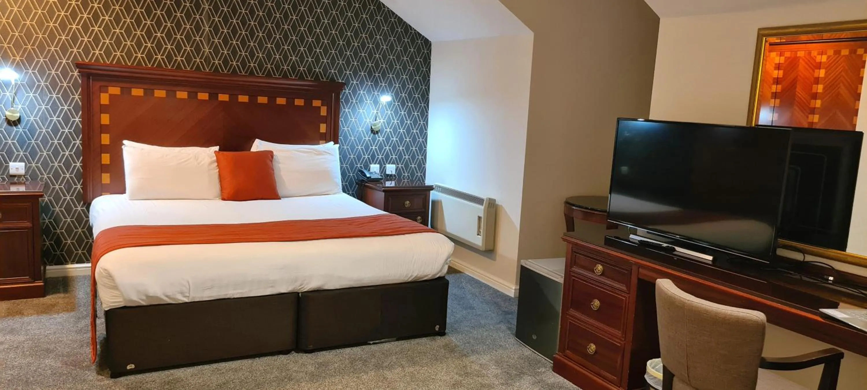 Bedroom, Bed in Manor Of Groves Hotel, Golf & Health Club