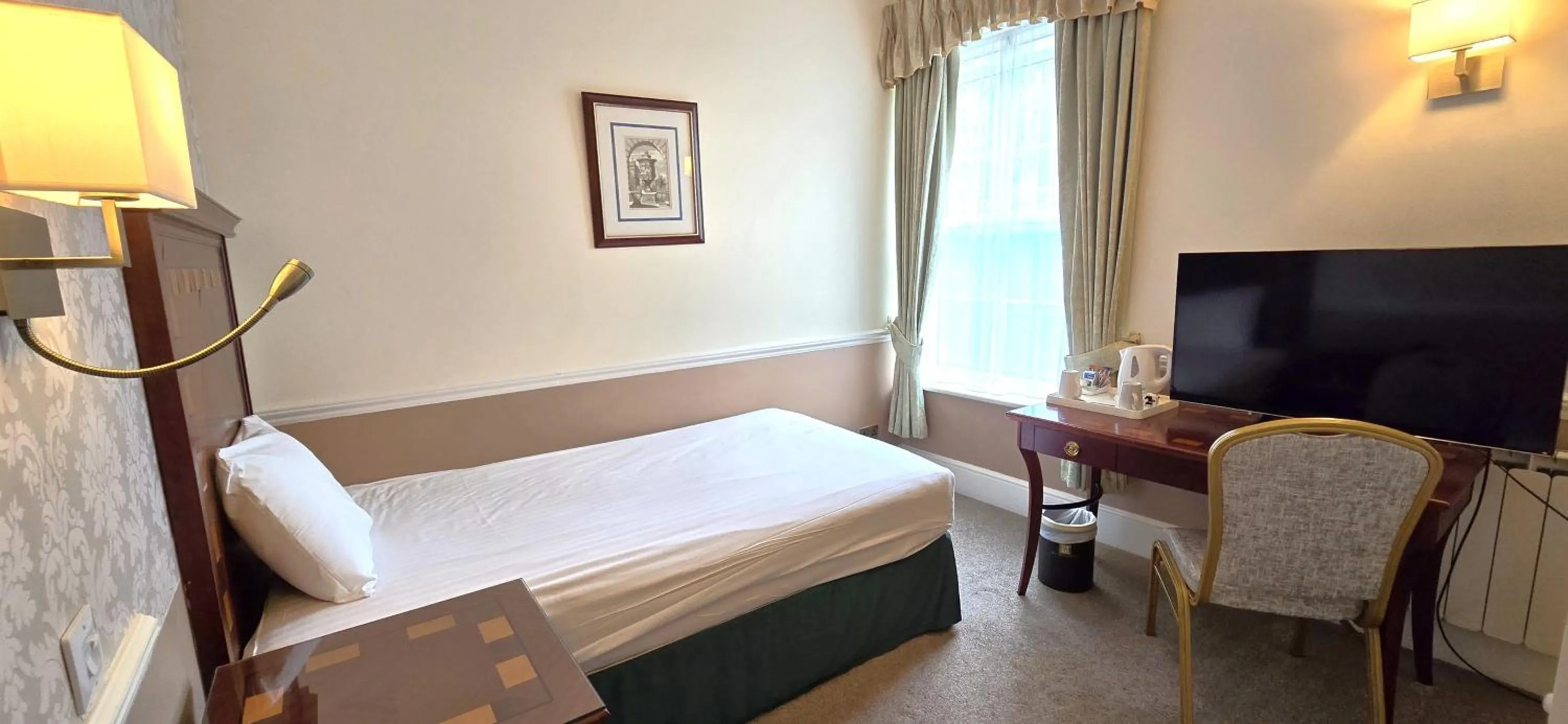 Bedroom, Bed in Manor Of Groves Hotel, Golf & Health Club