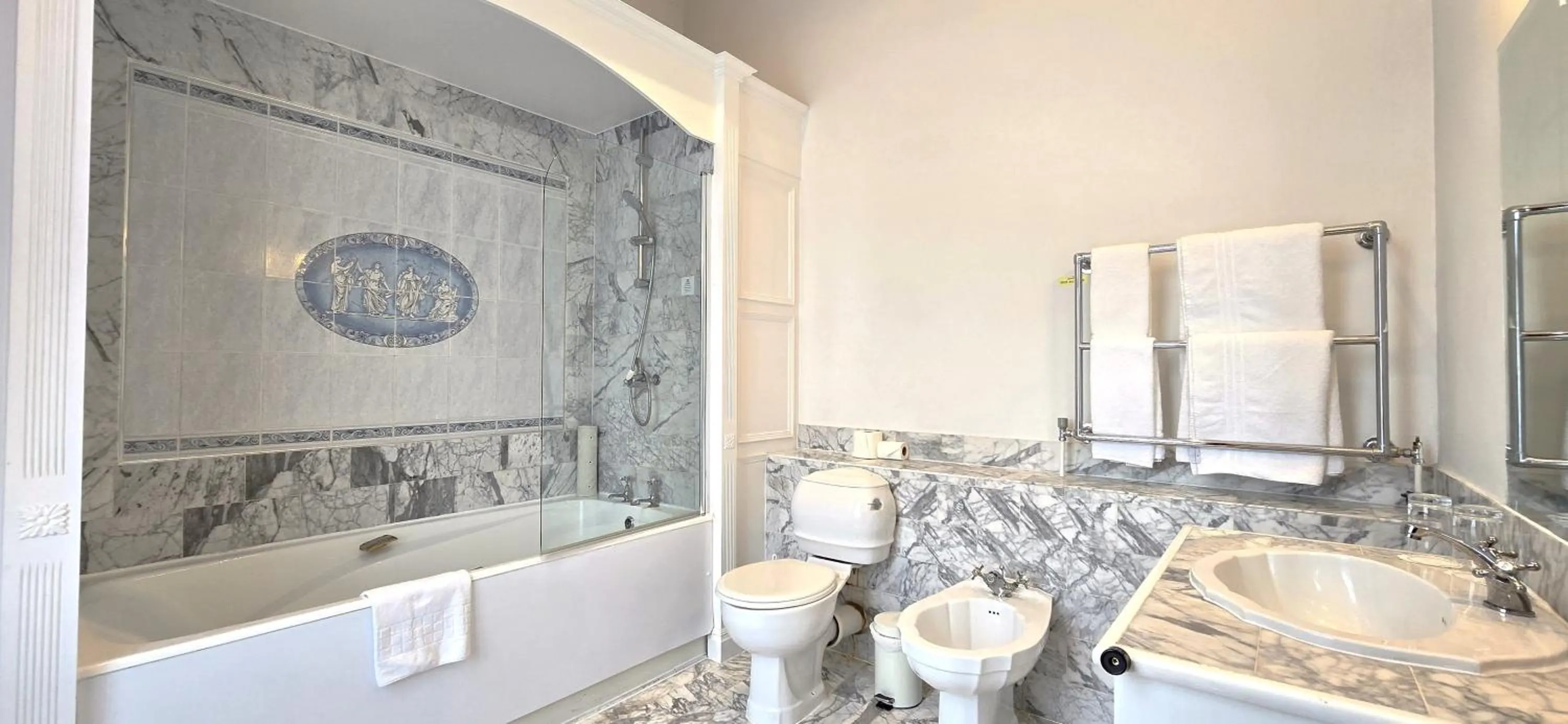 Bathroom in Manor Of Groves Hotel, Golf & Health Club