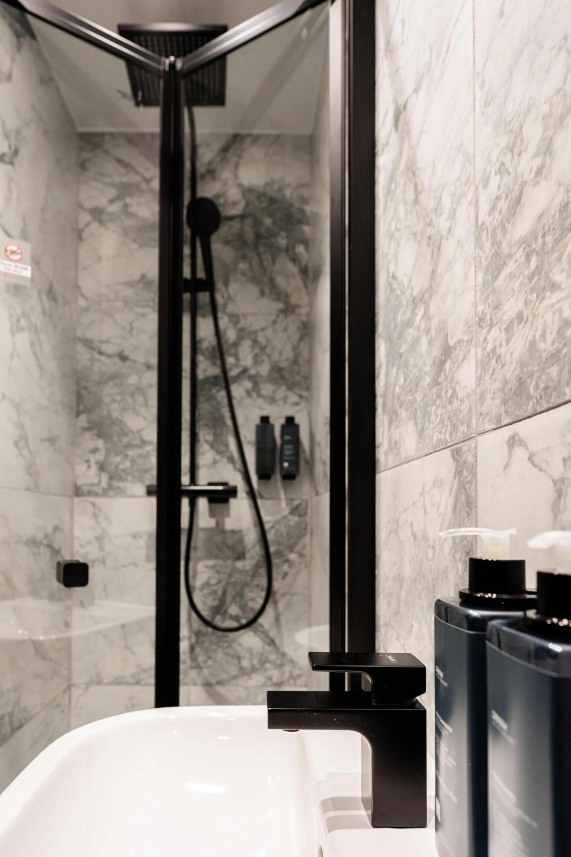 Shower in The House on Warwick