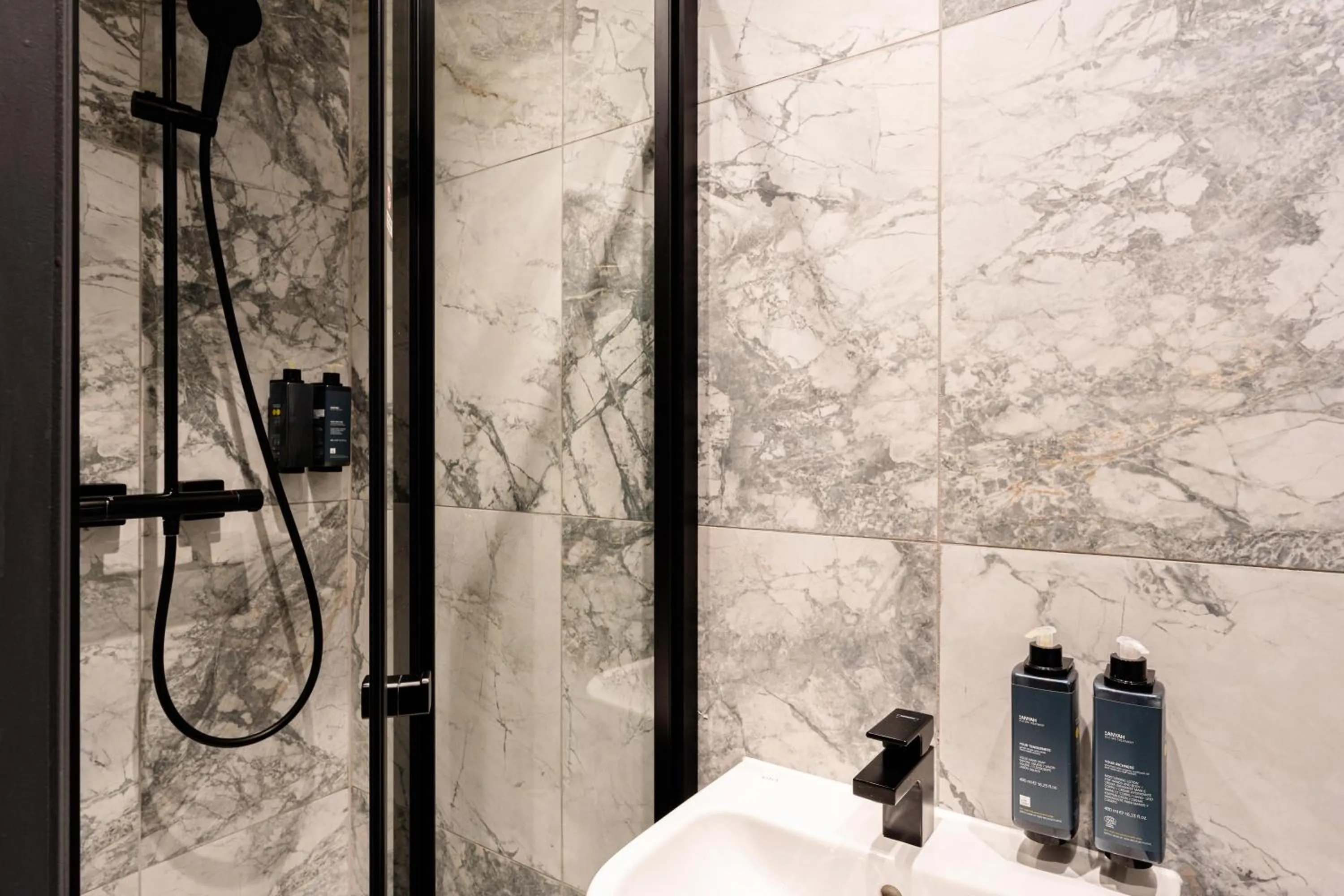 Shower in The House on Warwick