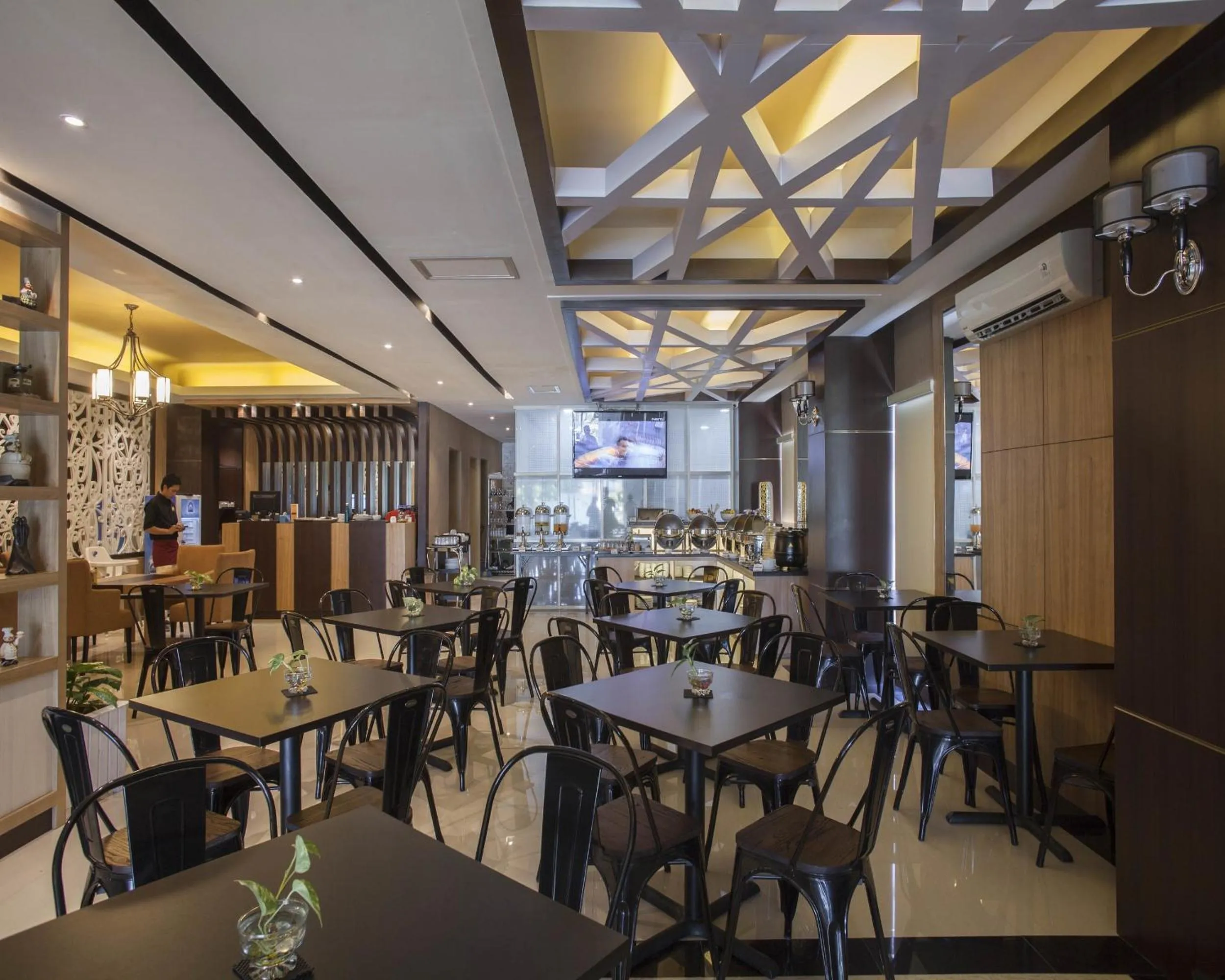 Restaurant/places to eat in JLE'S Hotel