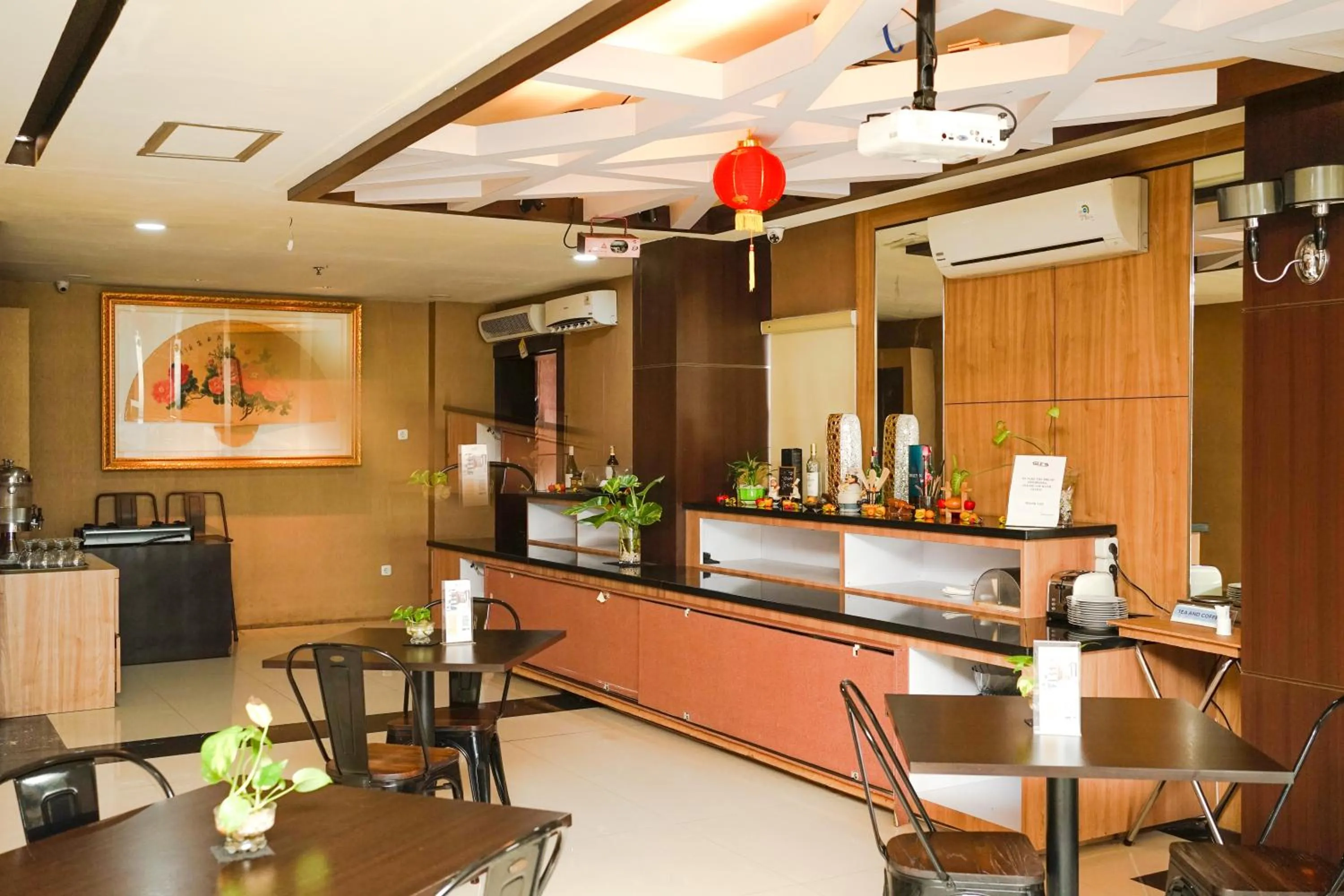 Restaurant/places to eat in JLE'S Hotel